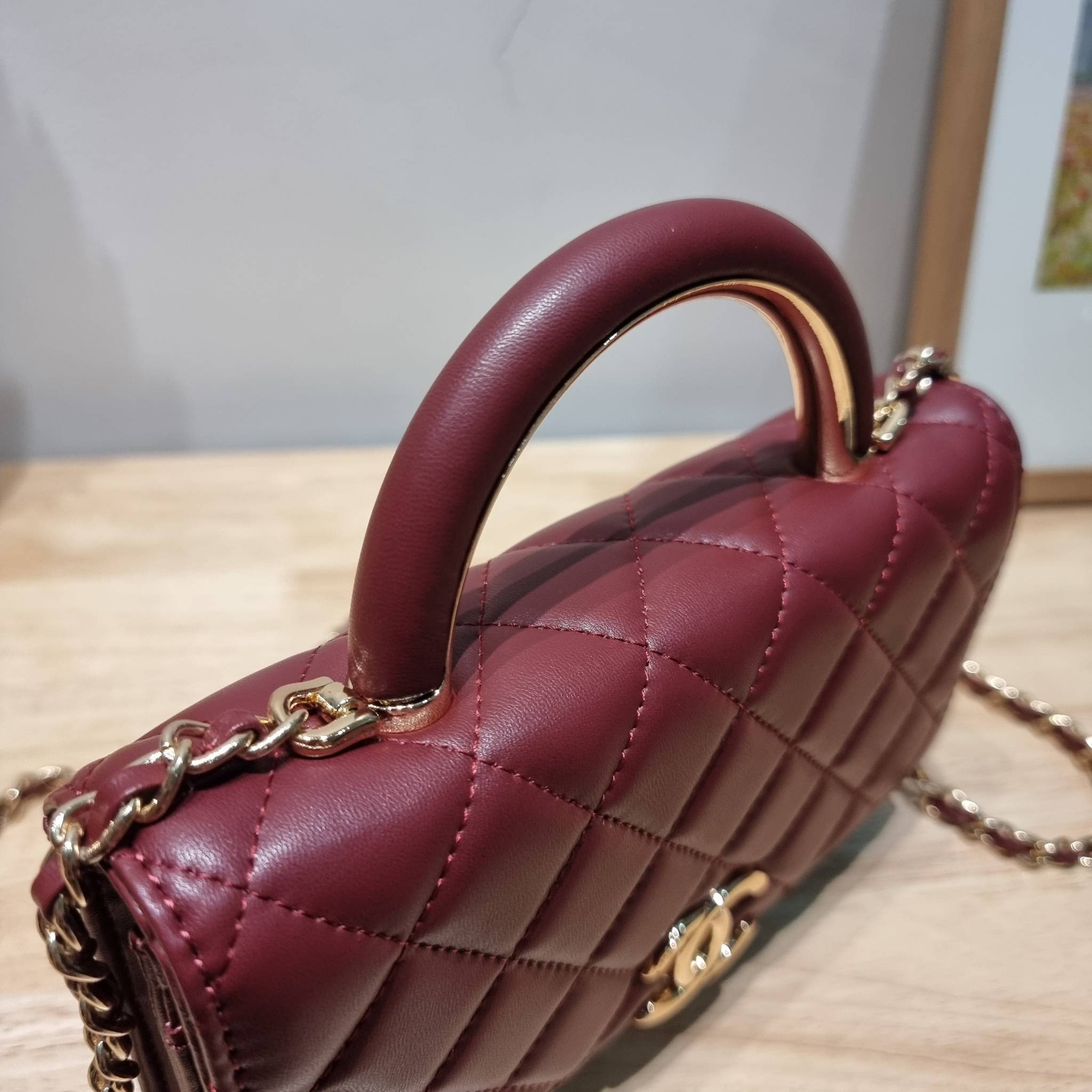 CHANEL woc with top handle black / CHANEL WALLET ON CHAIN กระเป๋าสะพายข้างไซส์กำลังดี สวยหรู ดีไซน์คลาสสิคผสานกิมมิคประจำแบรนด์ ทำให้ไอเท็มนี้เพิ่มมูลค่าขึ้นไปอีก สร้างสรรค์ตัวกระเป๋าด้วยหนังแกะ สัมผัสสบายมือ ใช้งานสะดวกด้วยกระดุมแม่เหล็ก ภายในกระเป๋าแบ่ง