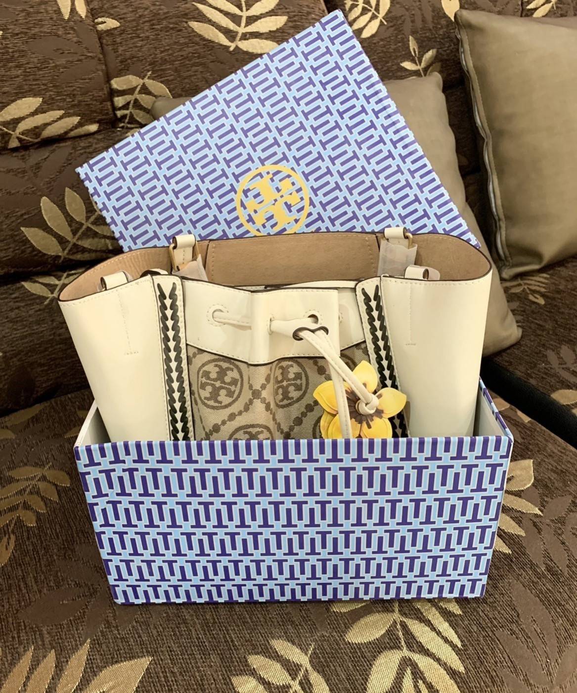 TORY BURCH T Monogram McGraw Braided Dragonfly Bag / TORY BURCH T MONOGRAM FLORAL CROSSBODY BAG กระเป๋าสะพายน้องใหม่มาแรง ลวดลาย Monogram ดีไซน์เก๋ วัสดุ calfskin อะไหล่สีทอง รูปทรงถักเปียด้านข้าง สายรุดประดับด้วยดอกได้ที่ทำจากหนัง สไตล์เรียบง่ายแต่ดูหรูส