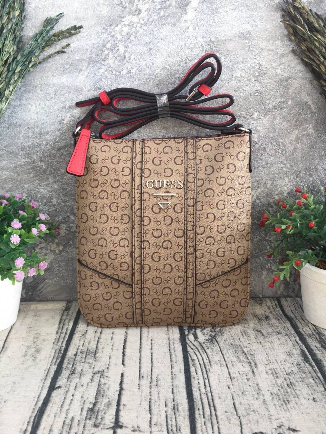 GUESS CROSSBODY กระเป๋าสะพายข้าง ผู้หญิงหรือผู้ชาย สามารถใช้ได้ค่ะ วัสดุหนังแกะสังเคราะห์พิมพ์ลายแบรนด์ ด้านหน้าประดับโลโก้แบรนด์มีเงิน เปิดปิดด้วยซิป น้ำหนักเบา ด้านในบุผ้าพิมพ์ลายเฉพาะของแบรนด์ มีช่องซิปด้านในอีก 1 ช่องค่ะ