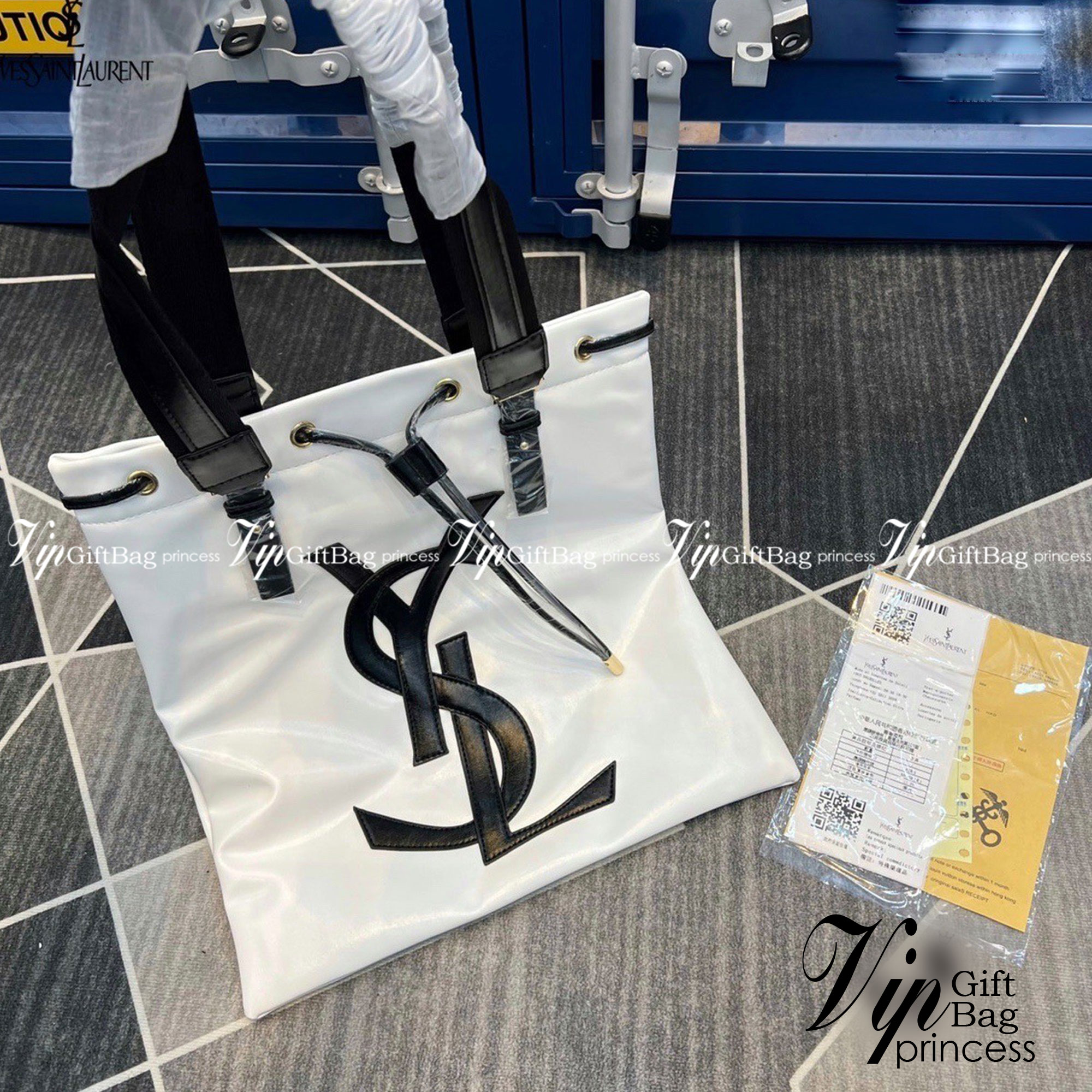 YSL shopper tote leather drawstring closure กระเป๋าทรงชอปปิ้ง มาใหม่ หนังสวย ผูกด้วยสายหนัง โดดเด่นด้วยโลโก้ด้านหน้า มีให้เลือก 2 สี 2 ขนาด ภายในโล่งกว้างมาก ใช้งานง่าย สะดวกสุดๆ