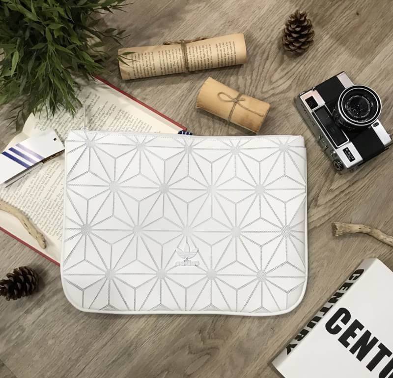 Adidas Originals 3D Clutch Bag Y2018 ดีไซน์สุดฮิตสไตล์ ISSEY MIYAKE ใช้ได้ทั้งชาย&หญิง ขนาดกำลังดี ด้านหน้ามีโลโก้แบรนด์ เปิดปิดด้วยซิปสะดวกใช้ หัวซิปอะไหล่ปั้มแบรนด์สวยดูดี ใบใหญ่กำลังดี ภายในมีโลโก้สามารถใส่หนังสือ เอกสาร A4 / ipad / Labtop กระเป๋าสตางค
