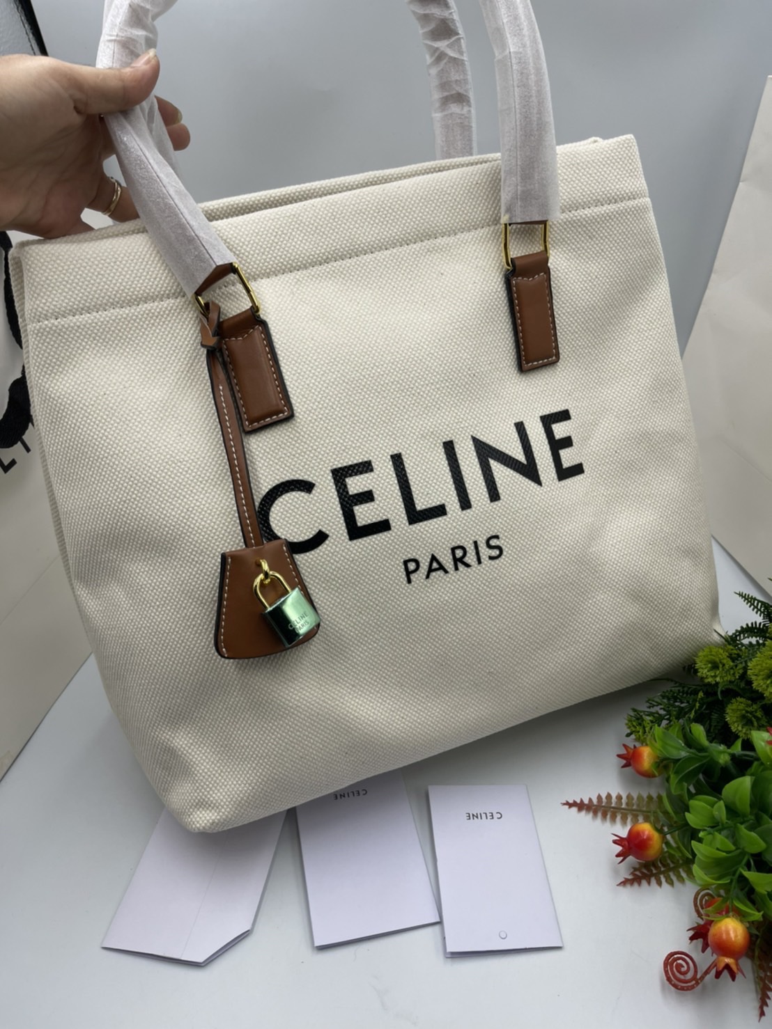CELINE TOTE BAG กระเป๋าสะพายใบใหญ่ shopping bag ผ้าแคนวาสสายหนังสวยโทนสีคลาสสิค วัสดุ Canvas & Grained cowhide ดีไซน์ทรง Shopping ขนาดใหญ่กำลังดี เนื้อหนาแข็งแรง น้ำหนักเบา โดดเด่นที่ห้อยTagแม่กุญแจอะไหล่ทองสามารถใช้ล๊อคซิปด้านในได้ หูจับหนังสะพายไหล่ได้ 
