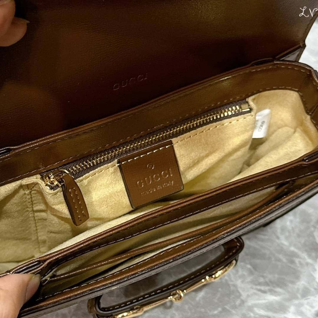 Gucci Horsebit 1955 mini shoulder bag 20cm กระเป๋าสะพายทรงคลาสสิค หรูหรา รุ่นยอดนิยม!! มากี่รอบก็ไม่เคยพอ!! ใช้แล้วดูดีมีเสน่ห์ขึ้นทันที สวยผู้ดี ดารา เซเลปใช้กันเพียบ งานสวยอยู่ทรง