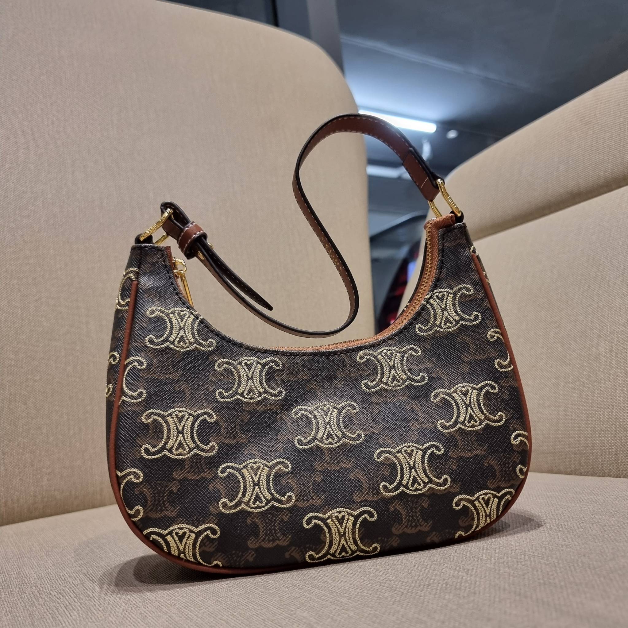 VIP 🥂 CELINE AVA IN TRIOMPHE CANVAS WITH TRIOMPHE HEART EMBROIDERY สวยเกินต้านรุ่นสุดปัง ที่ดีไซน์ออกมาใหม่ พร้อมให้ได้สวยก่อนใครไปเลย กับกระเป๋าสะพายไหล่ รูปทรงไม่เหมือนใครไม่เกร่อ ใช้แล้วดูแพง!! และที่น่ารักแบบตะโกนก็ตรงที่ โลโก้ลายปัก ดีเทลเดิน