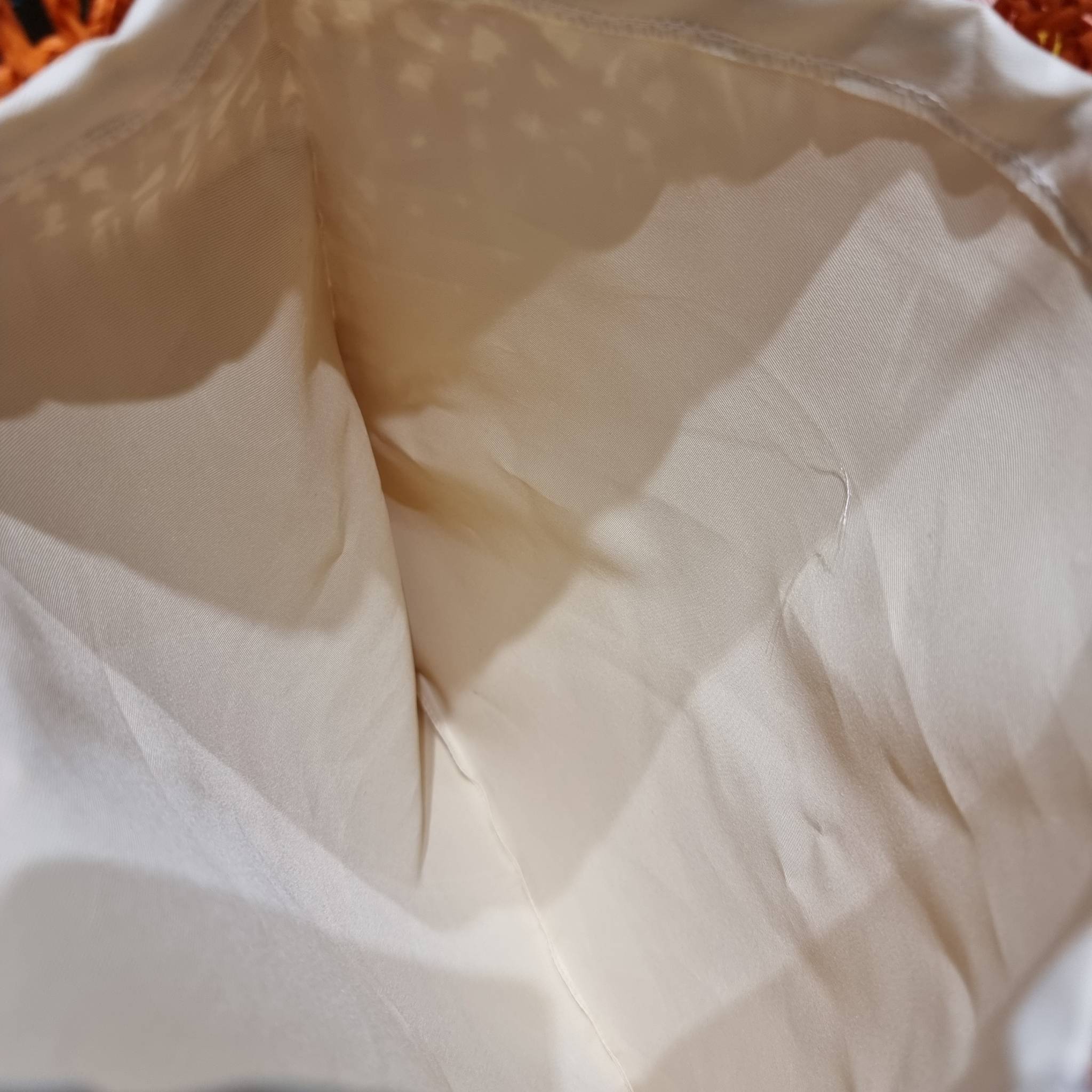 PRADA RAFFIA TOTE BAG สวยไม่ซ้ำใคร สไตล์บีช เหมาะมากกับการสะพายไปเที่ยวทะเล หรือจะใช้ในวันสบายๆก็ตอบโจทย์ กับกระเป๋าสะพายสานใบใหญ่ ตัวกระเป๋าเป็นวัสดุสังเคราห์จากธรรมชาติ สานทอเต็มใบออกมาเป็นลวดลายสวยงาม