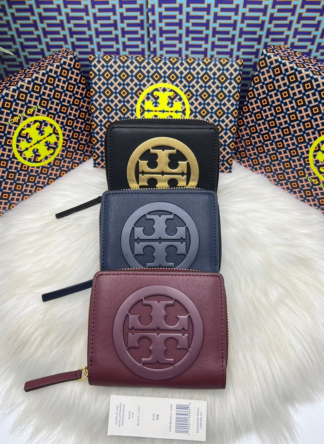 Tory Burch Charlie Mini Bi-fold Leather Wallet / Tory Wallet พร้อมส่ง กระเป๋าสตางค์ใบสั้น รุ่นใหม่ขายดี หรูหราทุกสี ดีไซน์คลาสสิค ขนาดกำลังพอเหมาะ โดดเด่นด้วยโลโก้
