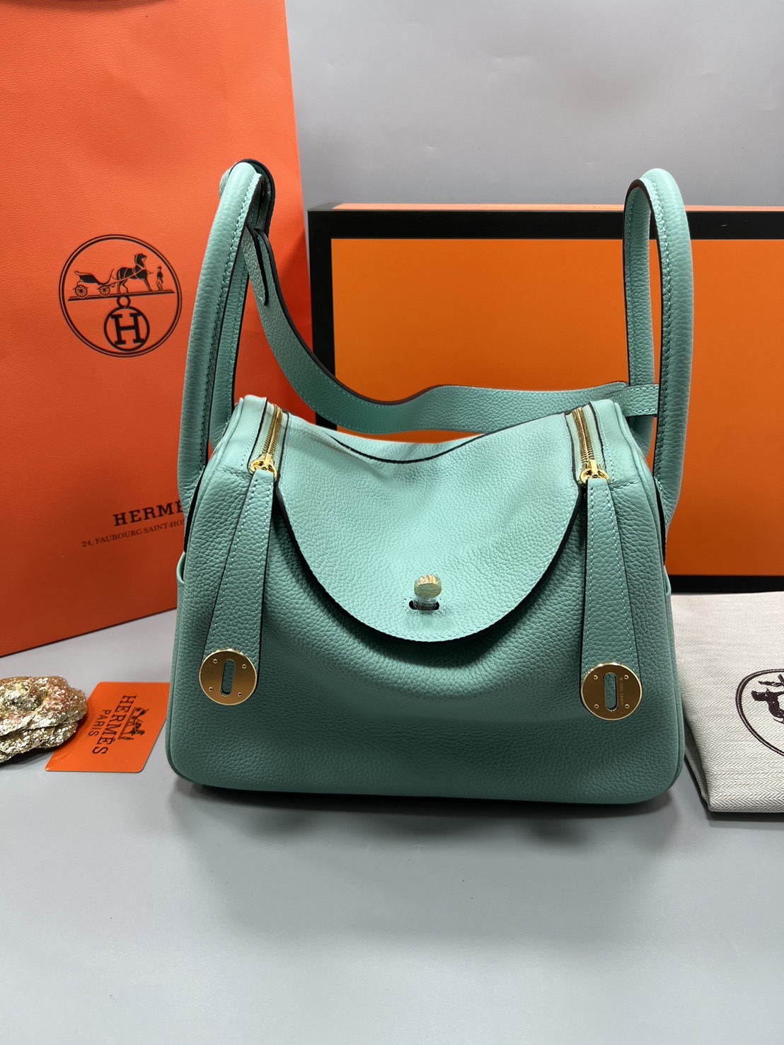 พร้อมส่ง 15 สี HERMES Lindy 26 bag กระเป๋าทรงโท้ทหนังสวยอย่างดี เอกลักษณ์ของความเรียบหรูไฮคลาสอย่างสมบูรณ์แบบ เกรดออริ สลับแท้ งานสวยตามรูป ใช้งานต่างประเทศได้