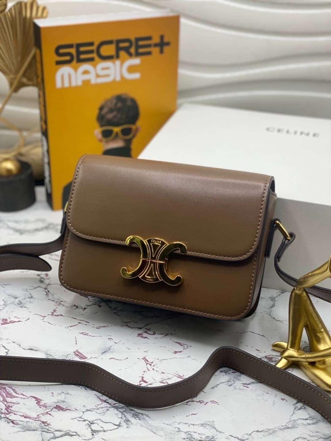 CELINE TRIOMPHE CROSSBODY BAG / CELINE TEEN ดีไซน์ยอดนิยมสไตล์ LISA ทรงสี่เหลี่ยมหนังสวยหรูอยู่ทรงเปิดปิดด้วยฝาปิดโลโก้แบรนด์อะไหล่ทอง ภายในมีช่องหลัก ช่องย่อย และช่องซิป สามารถใส่มือถือของใช้จุกจิกได้เยอะ มาพร้อมสายสะพายหนังยาวปรับระดับได้ จะสะพายไหล่ CR