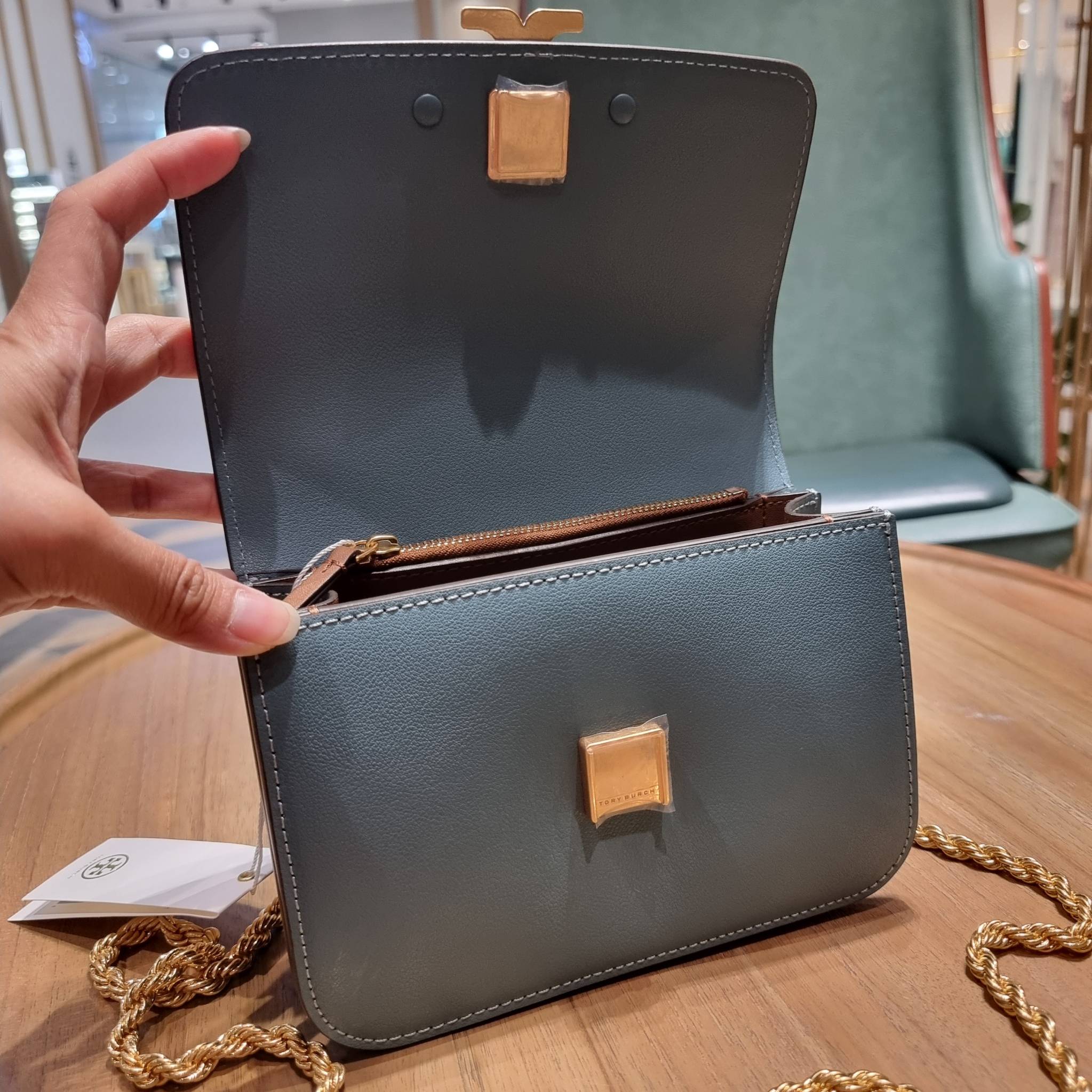 TORY BURCH ELEANOR TEXTURED SMALL CONVERTIBLE SHOULDER BAG สีใหม่!! ฮอตไอเท็ม รุ่นนี้ขายดีขายหมด สวยหรู คุณหนู ผู้ดี!! หายากมาก กระเป๋าสะพายข้าง ดีไซน์อยู่ทรง ขนาดกำลังสะดวกใช้สำหรับสาว วัสดุหนังแท้เต็มใบ ผิวมีเทกเจอร์ อัพเวลความหรู สีทูโทน เปิด-ปิดด้วยแถ