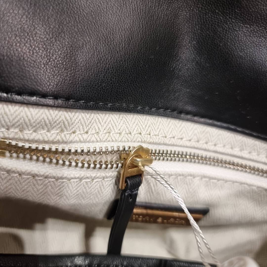 TORY BURCH KIRA CHEVRON CONVERTIBLE SHOULDER BAG (SMALL / MEDIUM) กระเป๋าสะพายรุ่นยอดฮิต ไซส์คลาสสิค ที่ใช้ยังไงก็ดูหรู ดีไซน์เฉพาะตัว วัสดุหนังแกะ สัมผัสนิ่ม เปิด-ปิดด้วยกระดุมแม่เหล็ก ภายในเป็นช่องโล่ง ใส่กระเป๋าสตางค์ มือถือ เครื่องสำอางค์ พาวเวอร์แบงค