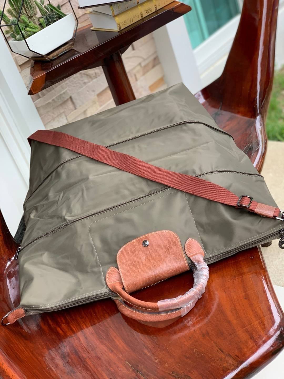 LONGCHAMP LE PLIAGE CLUB TRAVEL BAG กระเป๋าขนาดใหญ่สำหรับการเดินทาง เราเรียกที่นี้ว่า travelling bag รุ่นคลาสสิค มาพร้อมสายสะพายยาวที่ปรับและถอดออกได้ ความพิเศษของรุ่นนี้ที่ครองใจนักเดินทางทั่วโลก คือซิปรอบตรงกลางตัวกระเป๋า สามารถเปิดซิปเพื่อขยายขนาดและพั