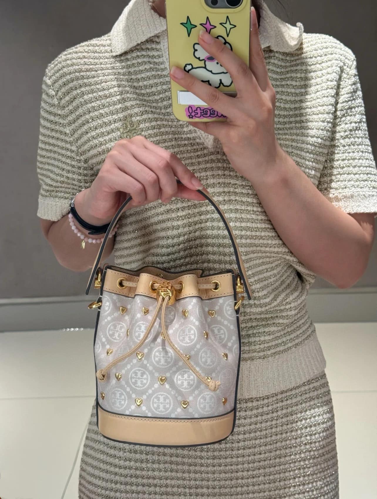 TORY BURCH T MONOGRAM EMBELLISHED MINI BUCKET BAG NEW IVORY MULTI กระเป๋าทรงบัคเก็ตแต่งหัวใจสีทองสวยหรู น่ารักรุ่นใหม่ล่าสุด เกรดท็อปออริ เทียบแท้ 1:1 เกรดดีสุด ใช้งานต่างประเทศได้