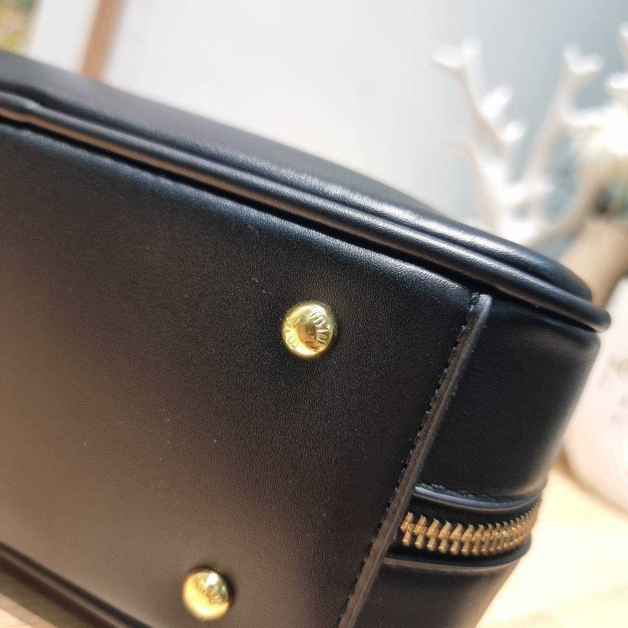 MIU MIU ARCADIE LEATHER BAG M, Geniş 27cm กระเป๋าถือ/สะพายสุดชิค น่ารักๆเก๋ๆ ดีไซน์เรียบแต่มากมีอยู่จริง สวยดูแพง