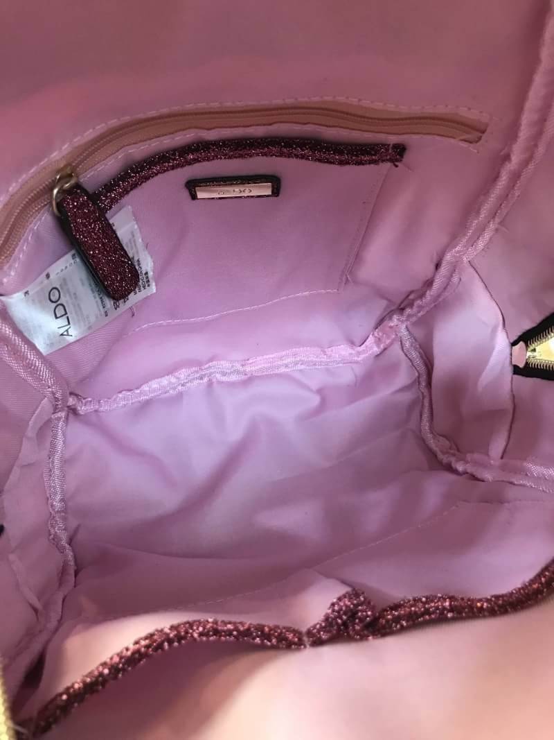 ALDO Grawn Satin Backpack with Tiger&Rose Patches กระเป๋าเป้สะพายหลังจาก ALDO แบรนด์ดังแคนนาดา ดีไซน์สุดชิคปักลายเสือและดอกไม้สวยทั้ง2สี ด้านหน้ามี 1 ช่องซิป เปิดปิดด้วยซิปคู่สะดวกใช้ ภายในมีโลโก้ ช่องซิปและช่องใส่ของ จุได้เยอะ ใส่ ipad ได้ น้ำหนักเบา หูจ