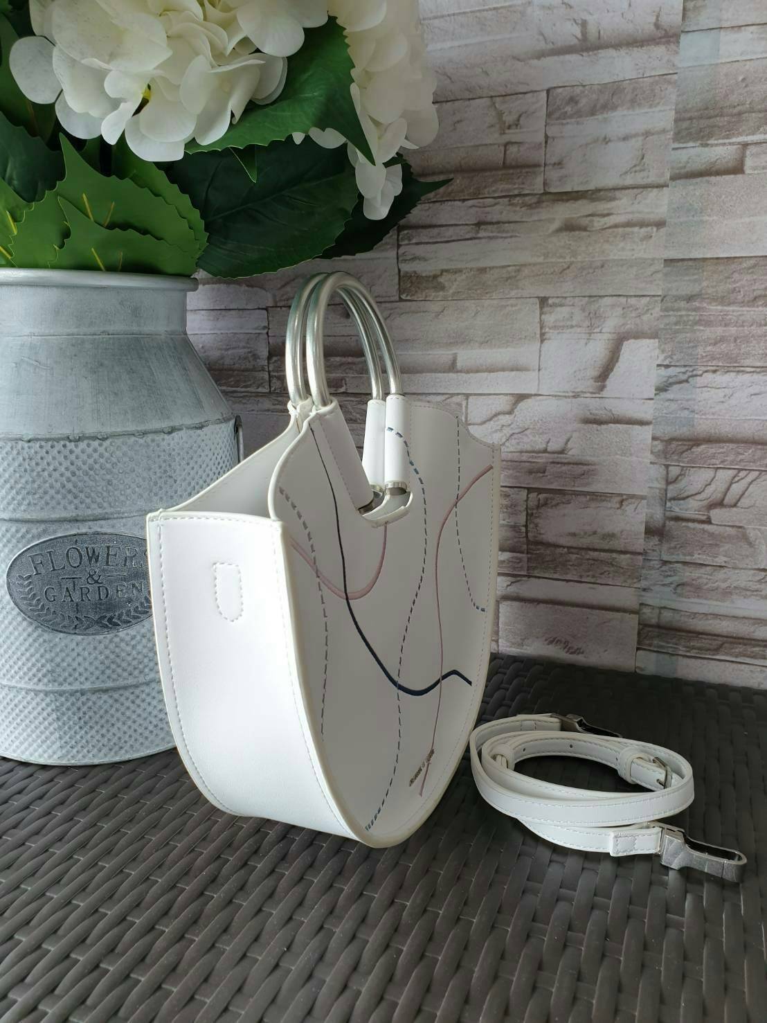 CHARLES & KEITH รุ่น U SHAPE TOP HANDLE BAG CK2-30780786_WHITE ราคาปกติช้อป ( ฿2,590.00 ) กระเป๋าทรงโค้งรูปตัว U วัสดุหนัง PU ลงแพทเทิร์นลวดลาย เส้นด้ายปักแต่งสีสัน บนตัวกระเป๋า เพิ่มความสวยสะดุดตา รับประกันความเก๋!! จะทำให้คุณโดดเด่นไม่เหมือนใคร หูกระเป๋