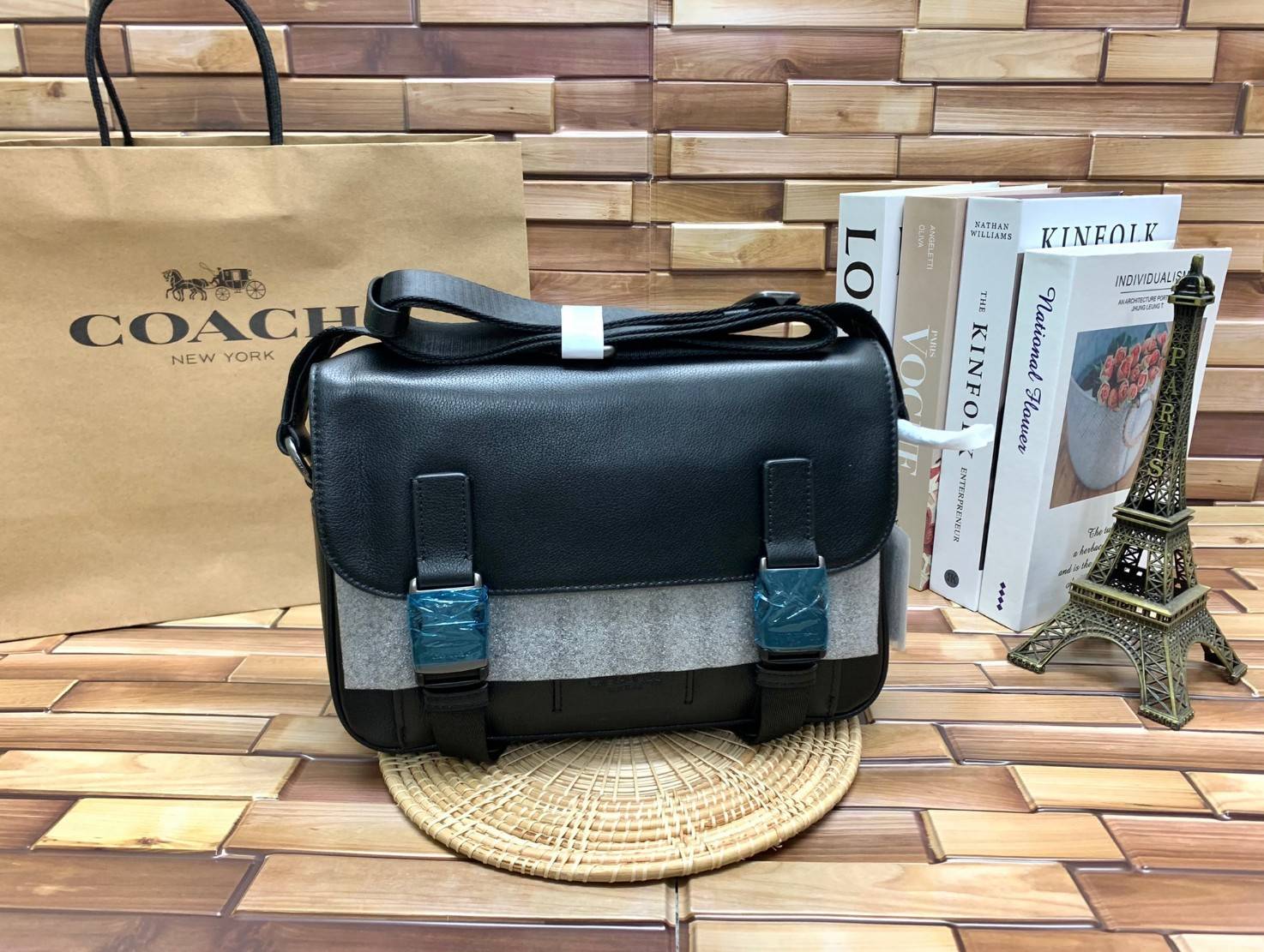 ลุคคือดูดีมากๆ ต้อนรับปีใหม่นี้กันค่า😘 COACH TRACK CROSSBODY ((2715)) เข้าใหม่อีกหนึ่งสี พร้อมส่งที่ไทย ใหม่ล่าสุดค่ะ! กระเป๋าสะพายครอสบอดี้ร์หรือสะพายข้าง หนังแท้ชั้นดีที่สุด หนังนิ่มเรียบสวยมากๆค่ะ ด้านหน้าเย็บป้ายหนังโลโก้แบรนด์ เปิดปิดกระเป๋าแ