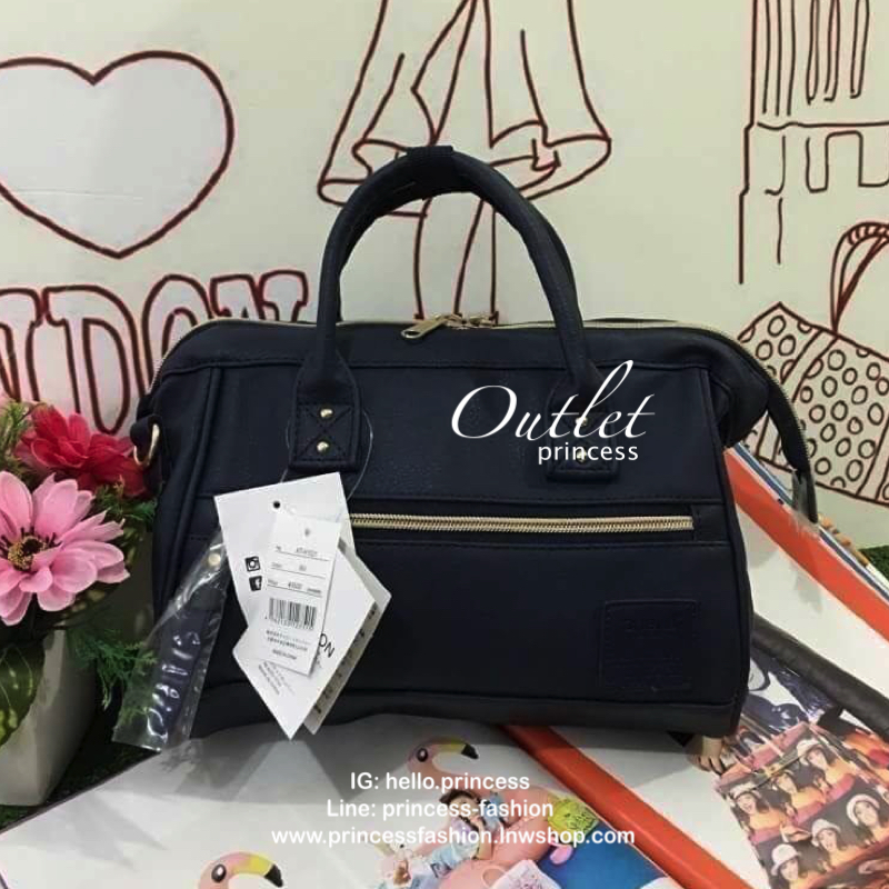 Anello polyester 2 way mini boston bag จากแบรนด์ดังในประเทศญี่ปุ่น กระเป๋าสไตล์คลาสสิค มีโครงปากกระเป๋ากว้างเป็นสัญลักษณ์ วัสดุหนังpu กันน้ำได้ ภายในมีช่องใหญ่และช่องเล็กด้านข้าง2ช่อง เปิดปิดด้วยซิปคู่ มีตัวล้อคที่หูจับ ด้านหน้ามีช่องซิปเล็กใช้งานได้จริง 