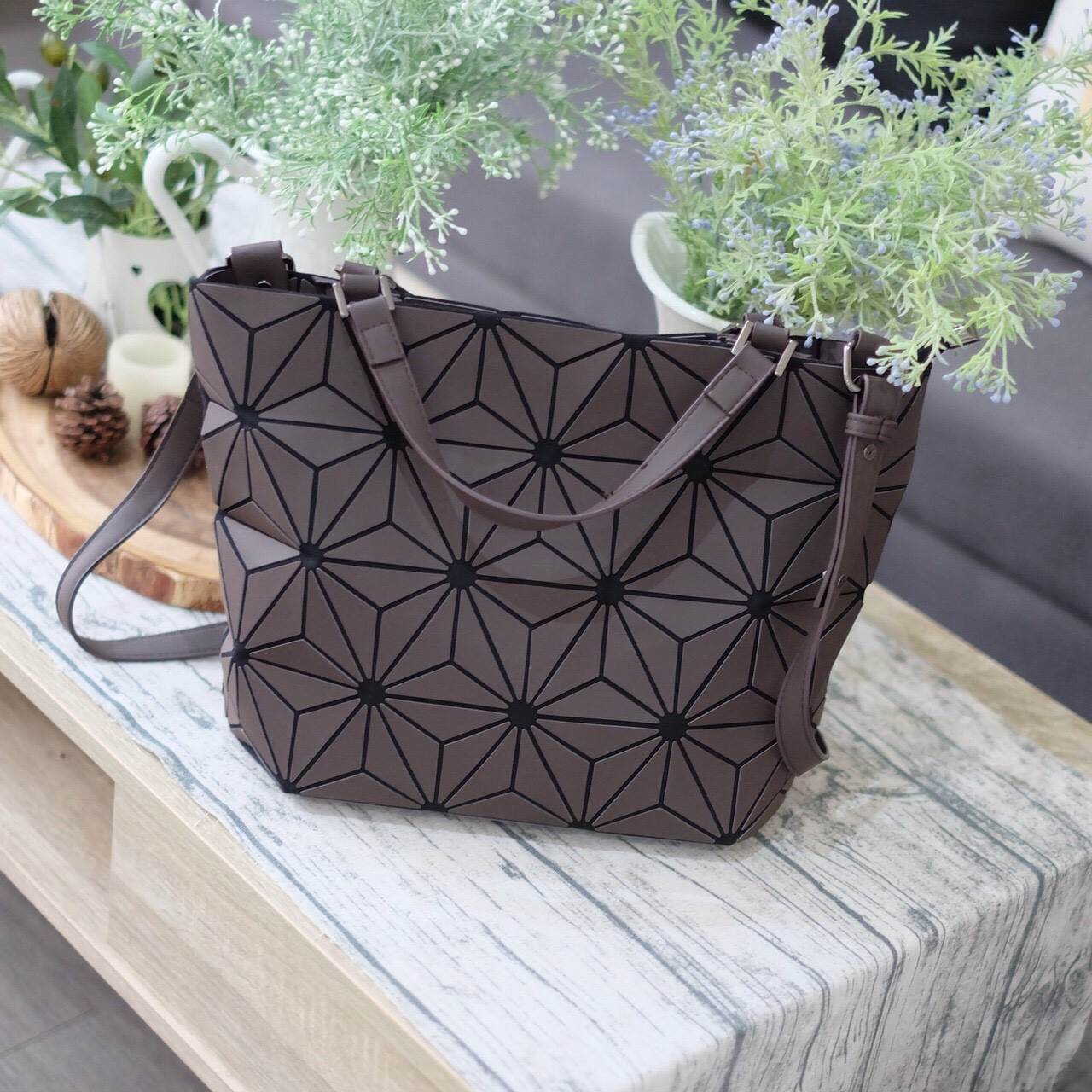 New Collection ka ' Matte Color ' ✨✨ สีด้าน มีให้เลือกถึง 4 สี 🍭🍭แถมยังลาย Limited edition หายาก 👍ปรับทรงได้ 2 แบบ น่ารักมาก จากแบรนด์ David Jones กระเป๋าสะพายข้างดีไซน์เกร๋มาก สีสวยหรูมาก ขนาดกะลังดีเลย น้ำ