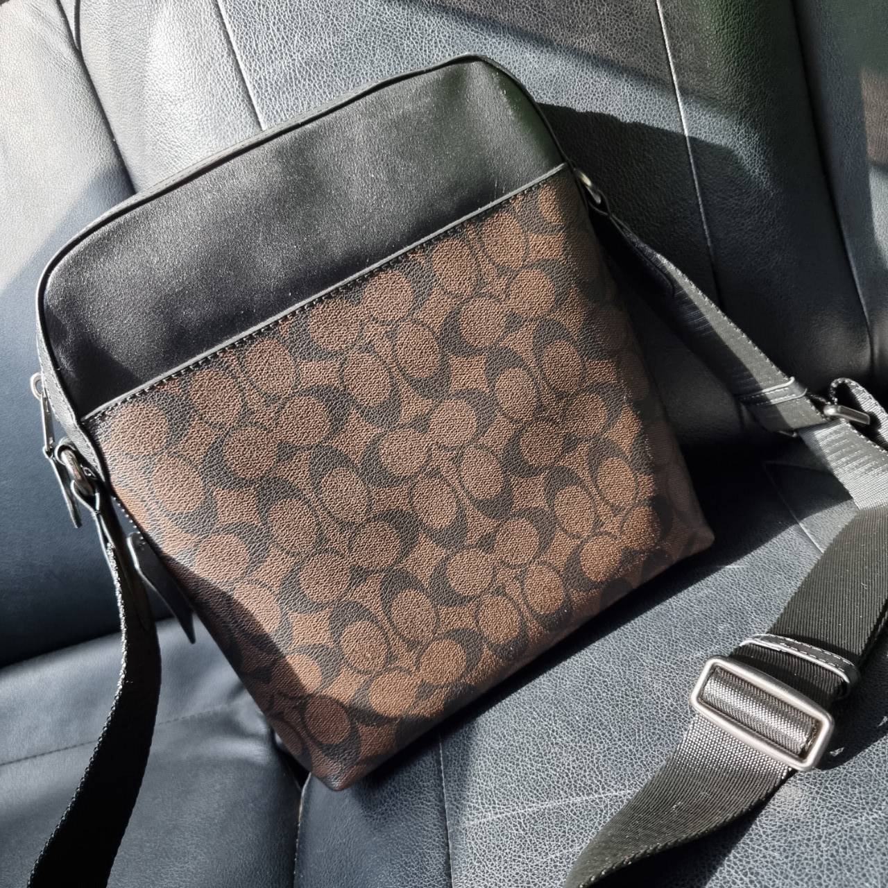 COACH F73336 HOUSTON FLIGHT BAG IN SIGNATURE CANVAS รุ่นนี้หนุ่มๆเค้ารู้กัน!! ขายดีตลอดกาล!! คลาสสิคไม่มีใครเกิน!! กระเป๋าสะพายข้างทรงแมสเซ็นเจอร์ยอดฮิต ทรงสวย ดูดี วัสดุหนังแคนวาสเคลือบลายสลับหนังแท้ เปิด-ปิดด้วยซิป ด้านหน้าและหลังสามารถใส่ของได้ ภายในแบ