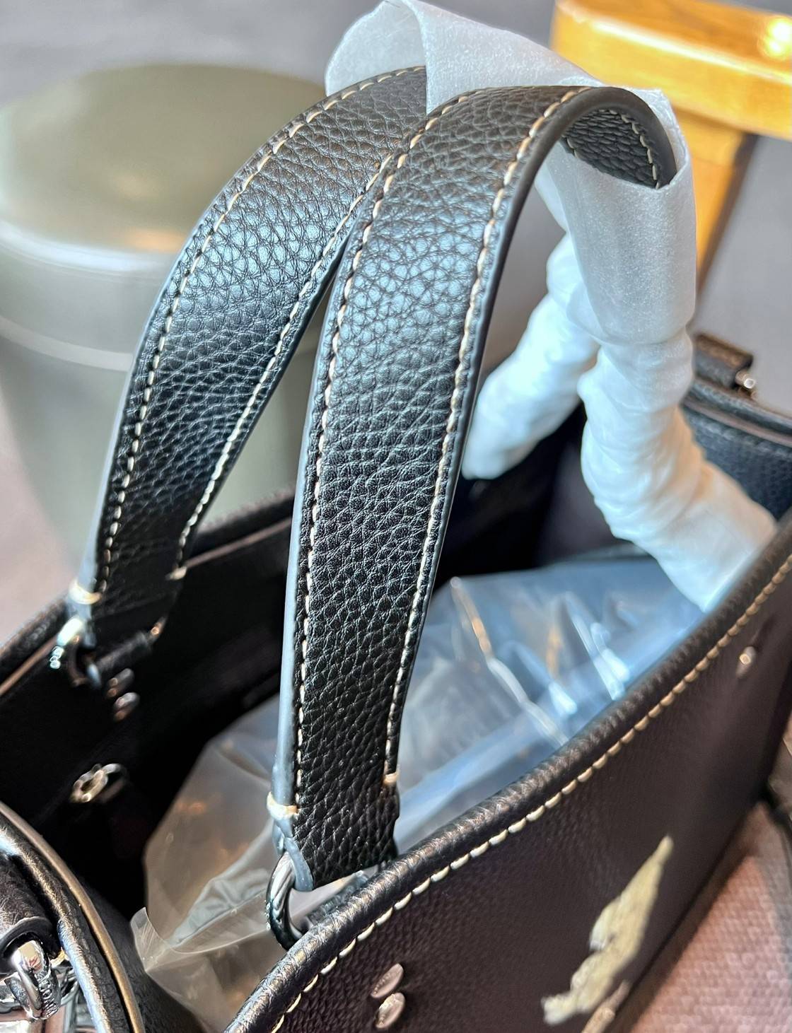 COACH DEMPSEY TOTE WITH HAPPY DOG ((CD448)) 🐶 รุ่นใหม่ล่าสุด น้องหมาน่ารักมากๆค่ะ! ยังไม่เข้าไทย กับกระเป๋าDempsey tote รุ่นใหม่ล่าสุด ที่ออกแบบด้านหน้ารูปสุนัขซุกซนเข้ามา ตรงใจใครหลายคนๆเลยทีเดียว หนังแท้อย่างดี หนังมีความนุ่มและนิ่มมากๆ หลงรักแน