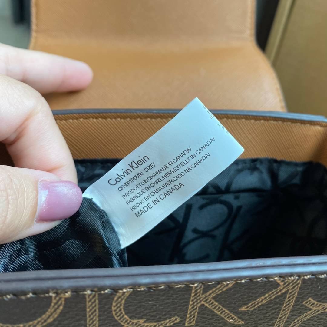 CALVIN KLEIN JEANS crossbody bag กระเป๋าถือหรือสะพาย ลายซิกเนเจอร์แบรนด์ทั้งใบ มีหูจับสำหรับถือ เปิด-ปิดกระเป๋าด้วยกระดุมแม่เหล็ก ด้านในโล่งกว้างมีช่องเล็กและช่องซิปสำหรับใส่ของจุกจิก ซับในลายแบรนด์อย่างดี มาพร้อมสายสะพายยาวปรับระดับได้ สามารถใช้ได้หลากหล