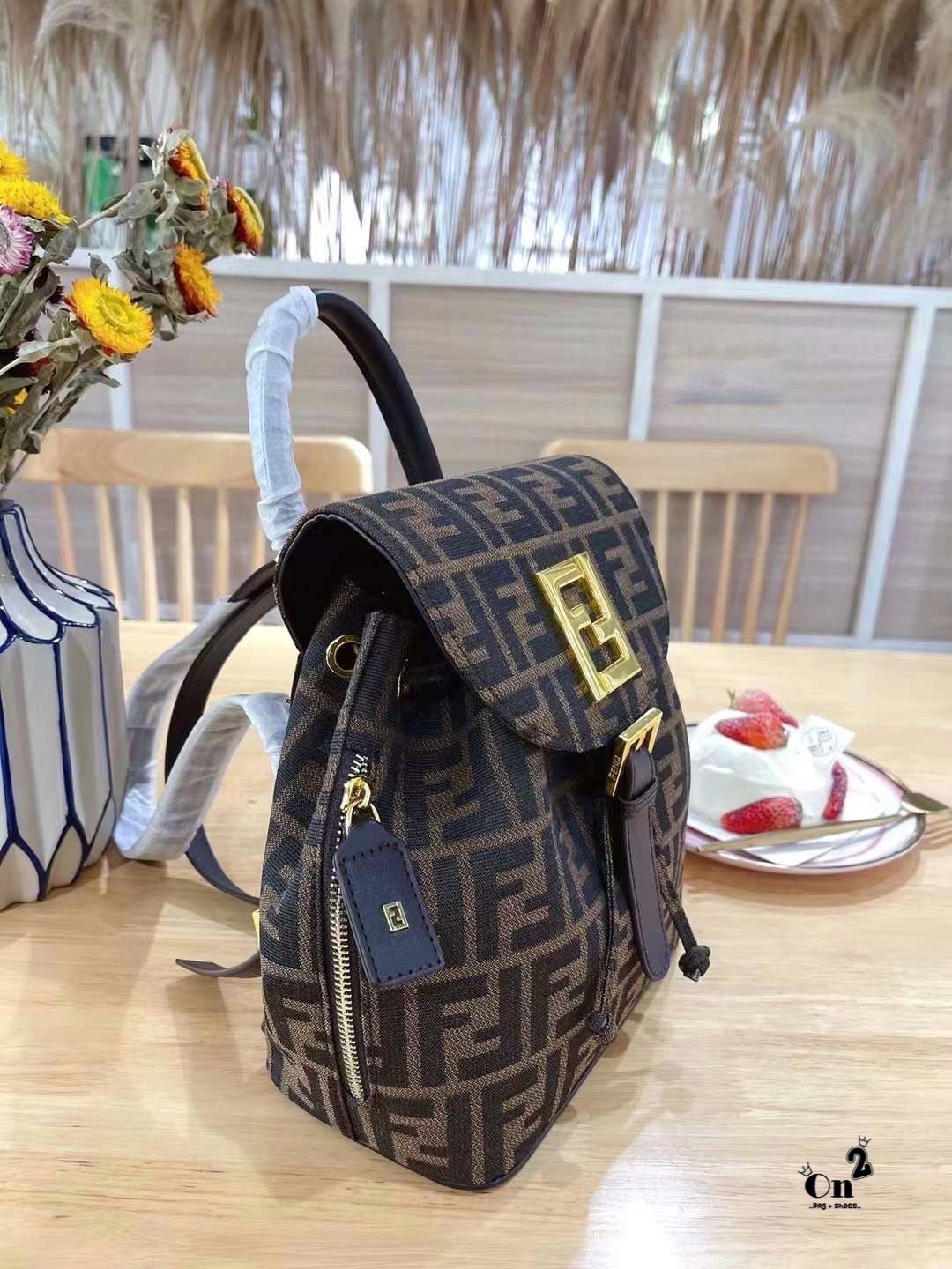 FENDI BACKPACK MONOGRAM กระเป๋าเป้เฟนดิ ทรงขนมจีบเปิดหน้า ผ้าทอลาย งานสวยปั้มทุกจุด ขนาดกำลังดีทรงน่ารักน่าใช้มากค่ะ ลายโมโนแกรมสวยตามฉบับแบรนด์ เด่นด้วยลายสัญลักษณ์แบรนด์ที่ฝากระเป๋า ตัดกับอะไหล่สีทอง ตกแต่งที่คล้องสายด้วยโลโก้ตัว FF สวยสะดุดตา ภายในกระเ