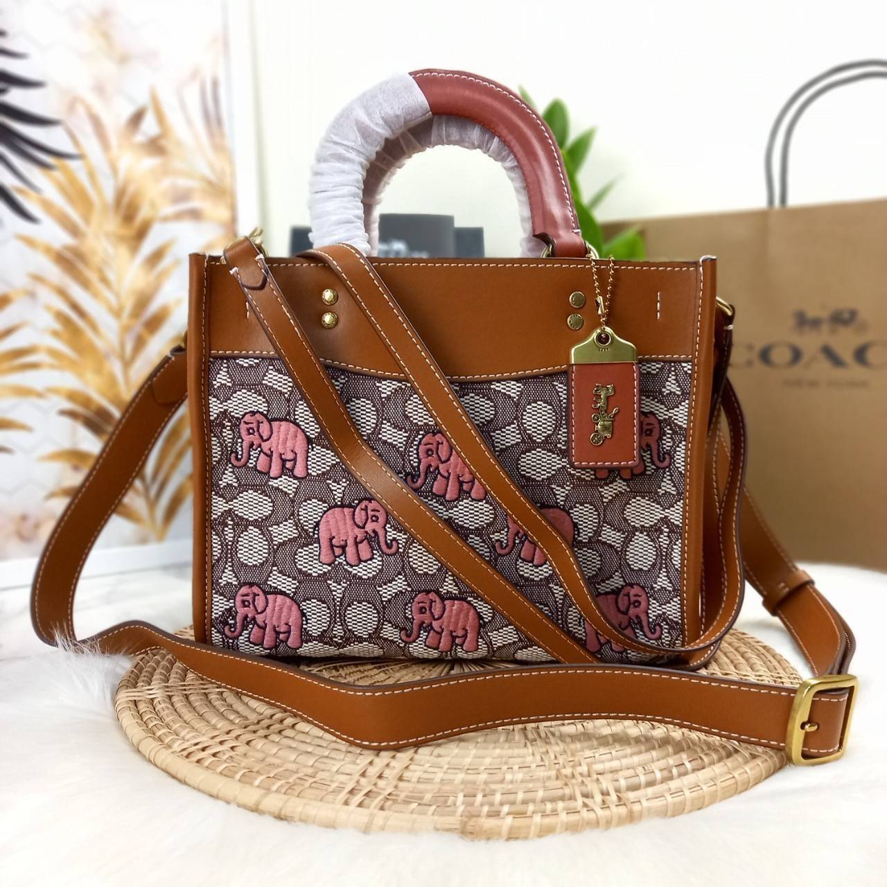 น้องน่ารักน่าใช้ คลาสสิค ดูแพงมากแม่😘🌺//>>COACH ROGUE 25 IN SIGNATURE TEXTILE JACQUARD WITH EMBROIDERED ELEPHANT MOTIF(COACH C6165)🍁กระเป๋ารุ่นคลาสสิค หรูหรา มีรสนิยม ดีเทลเนียบมาก จะถือ หรือสะพายได้ตามดีไซน์การใช้งานเลยจ้า//