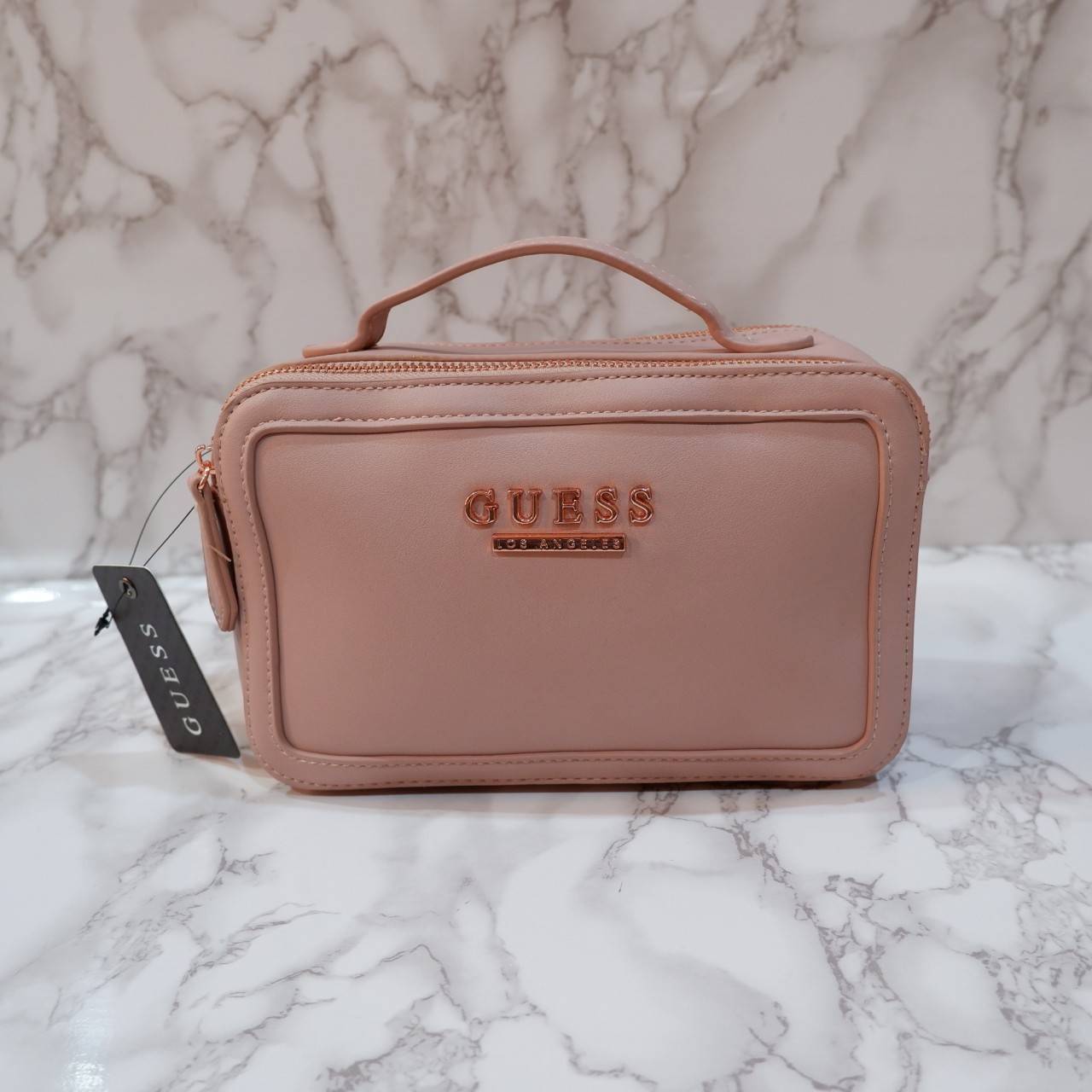 GUESS กระเป๋าหูหิ้วสะพายข้าง ทรงกล่องมีหูจับถนัดมือ มี2ช่องกระเป๋า ด้านหน้าติดโลโก้แบรนด์สีทอง