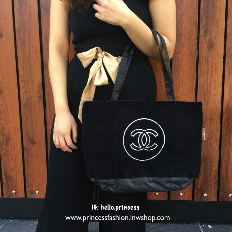 New Arrival !! CHANEL TOTE BAG กระเป๋าทรง SHOPPING BAG ใบใหญ่ ขนนิ้มนิ่ม จากงานพรีเมี่ยมกิ้ฟ ของแถมจากน้ำหอม จากแบรนด์ CHANEL เนื้อกระเป๋าทำจากขนเทียม ผิวสัมผัสฟูนิ่ม ตกแต่งด้วยผ้าไนลอนด้านท้ายวางได้กันน้ำ!! ปักโลโก้แบรนด์ ด้านในเปิดปิดด้วยกระดุม บุผ้าซับ