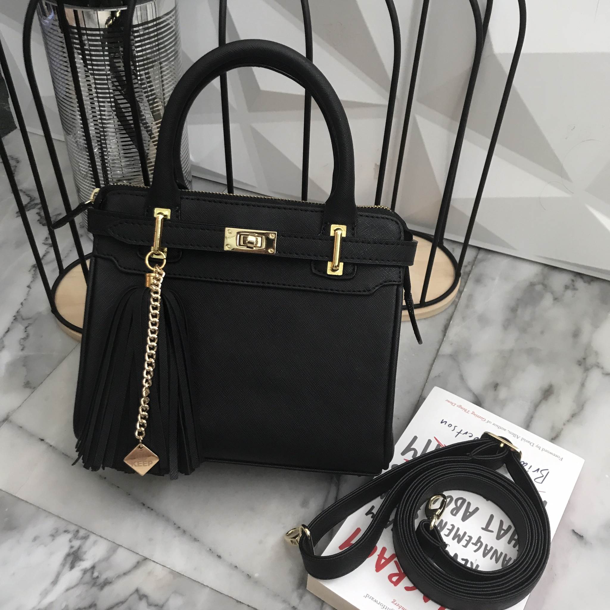 รุ่นขายดีที่สุด สีมาเพิ่มใหม่ค่ะ หนังแกะสังเคราะห์สวยมากคะ รุ่น KEEP Gasia hand bag with frink key สวย น่ารัก ขนาดตอบทุกโจทย์การใช้งาน เห็นแล้ว **เลิฟเลยค่า ตัวกระเป๋าขนาดกำลังดี สวยมาก ดูแลรักษาง่าย ประดับด้วยพู่ ฟรุ้งฟริ้งสุดๆ ทำให้กระเป๋าเก๋ ขึ้น ตกแต่