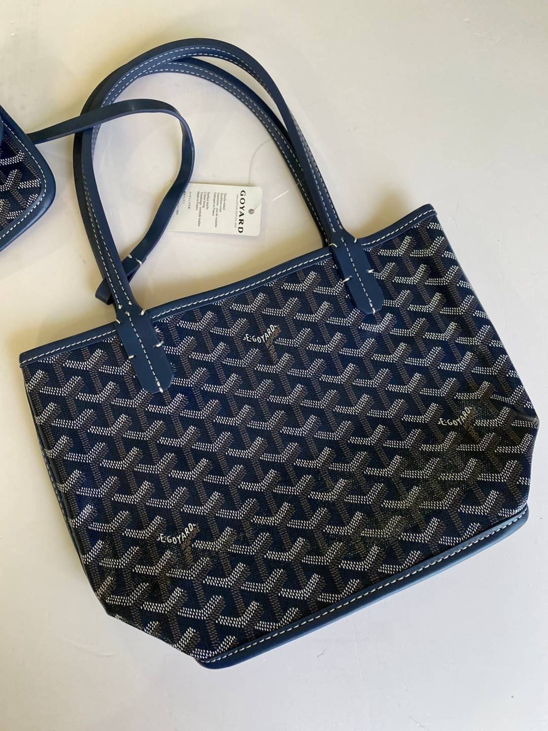 GOYARD ANJOU TOTE MINI กระเป๋าทรงโท้ตมินิ ขนาดกำลังน่ารัก แต่ภายในโล่งกว้าง ใส่ของได้เยอะพอสมควรเลยค่ะ ดีไซน์ทรงสวยน่าใช้ แค่ถือเก๋ๆ หรือคล้องไหล่มั่นๆ สวยได้ทุกลุคไปเลยจ้า