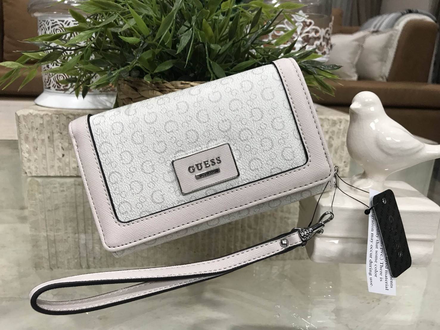 GUESS FACTORY WOMEN'S LONG WALLET 2018 กระเป๋าสตางค์พร้อมสายคล้องมือหนัง Saffiano ลาย Signature Brand สวยอยู่ทรงด้านหน้าประดับโลโก้แบรนด์สวยน่าใช้ ด้านหลังมีช่องใส่ของ ภายในมีช่องแบ่งหลายช่องเป็นสัดส่วน มีช่องใส่รูป ธนบัตร ช่องซิป ช่องใส่บัตร ใส่มือถ