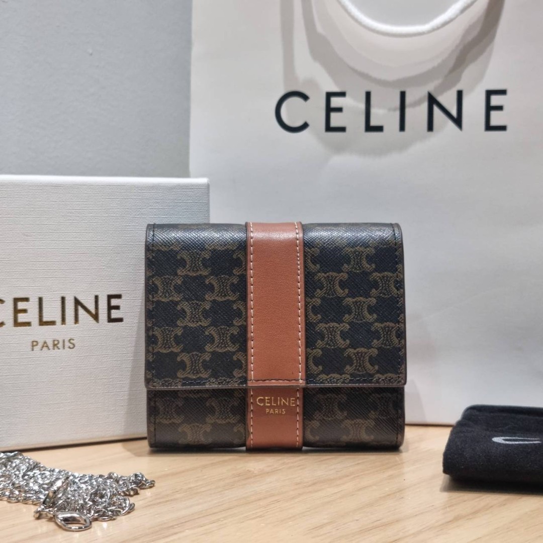 Celine small trifold wallet กระเป๋าสตางค์ดีไซน์สุดคลาสสิค วินเทจ เรียบง่ายแต่หรูหรา และยังมาพร้อมกับสายโซ่ สำหรับคล้องสะพายข้าง สะพายไหล่ได้ เริ่ดเว่อร์!