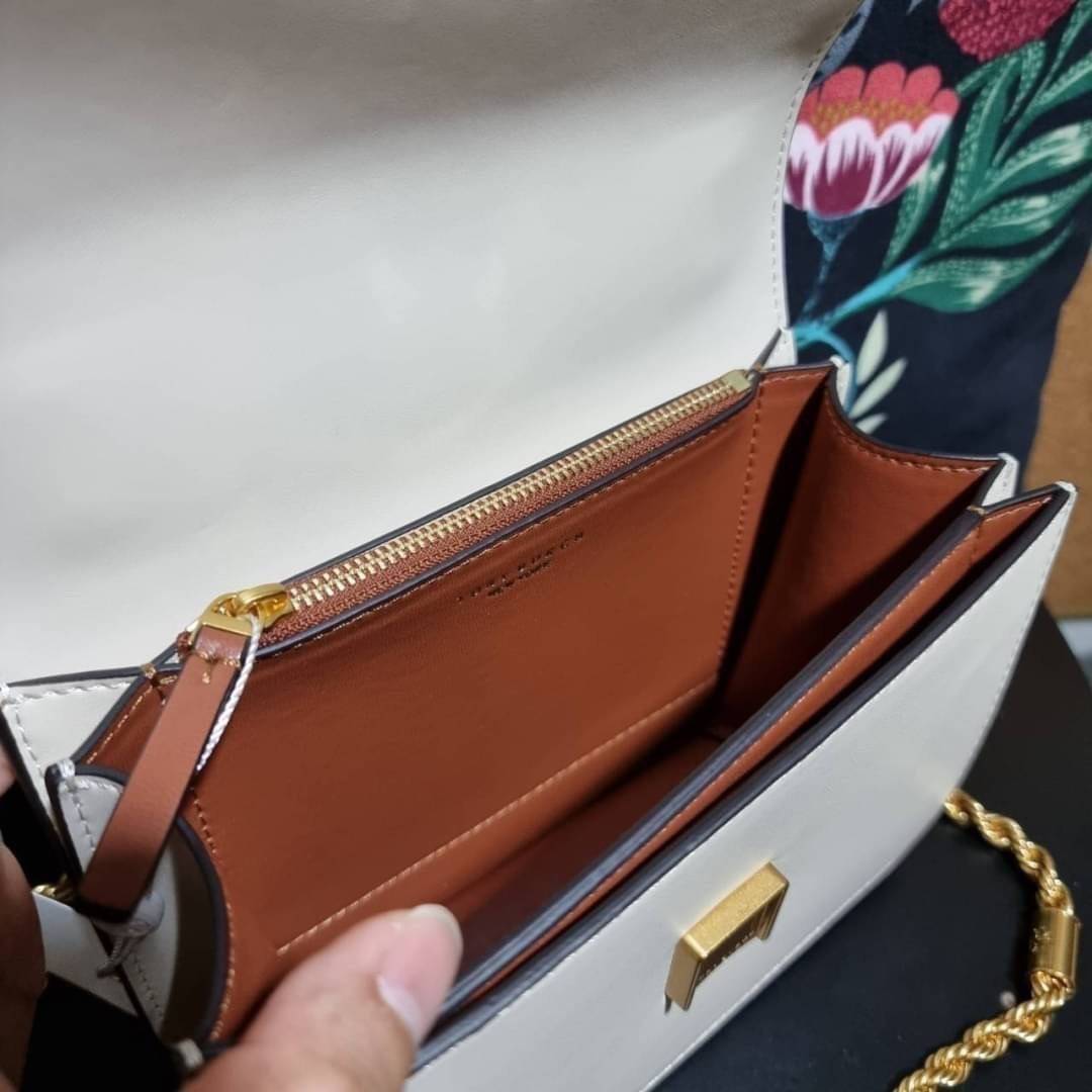 TORY BURCH ELEANOR SMALL CONVERTIBLE SHOULDER BAG ฮอตไอเท็ม รุ่นนี้ขายดีขายหมด สวยหรู คุณหนู ผู้ดี!! หายากมากแล้วน้า กระเป๋าสะพายข้าง ดีไซน์อยู่ทรง ขนาดกำลังสะดวกใช้สำหรับสาว วัสดุหนังแท้เต็มใบ สีทูโทน เปิด-ปิดด้วยแถบแม่เหล็ก ภายในแบ่งสัดส่วนได้เป็นอย่างด