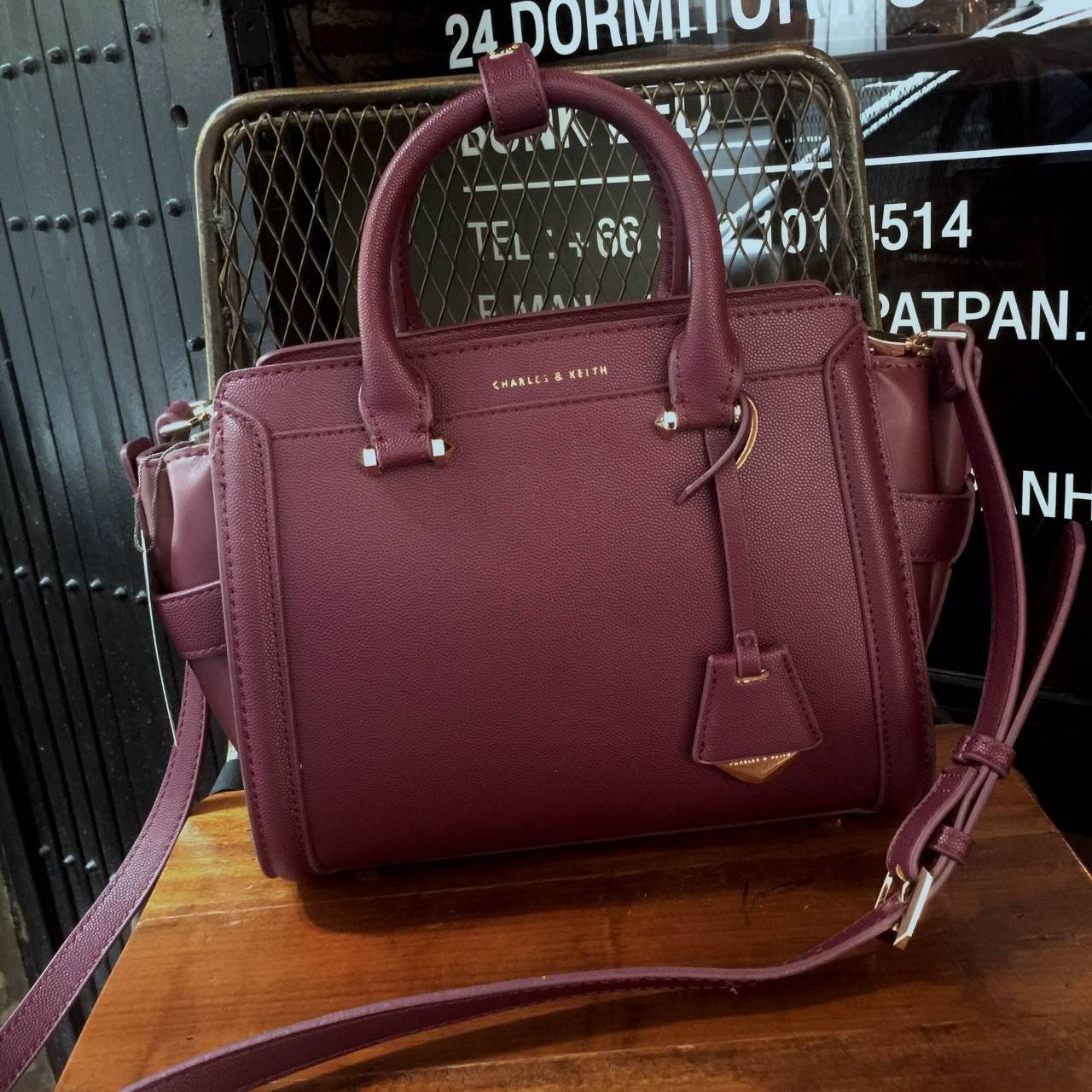 Charles&keith Structured Trapeze Detail Bag สำหรับคอลเลคชั่นใหม่ 2018 เพิ่มสีสวยๆโดนใจให้คุณได้เลือก ตัวกระเป๋าวัสดุหนัง PU อยู่ทรงน่าใช้ ภายในช่องใหญ่จุของได้เยอะม๊วกกก ช่องซิปเล็กด้านใน และช่องเก็บของจุกจิก เปิด-ปิดด้วยซิปรูดลื่นใช้งานคล่องตัว สายสะพายถ