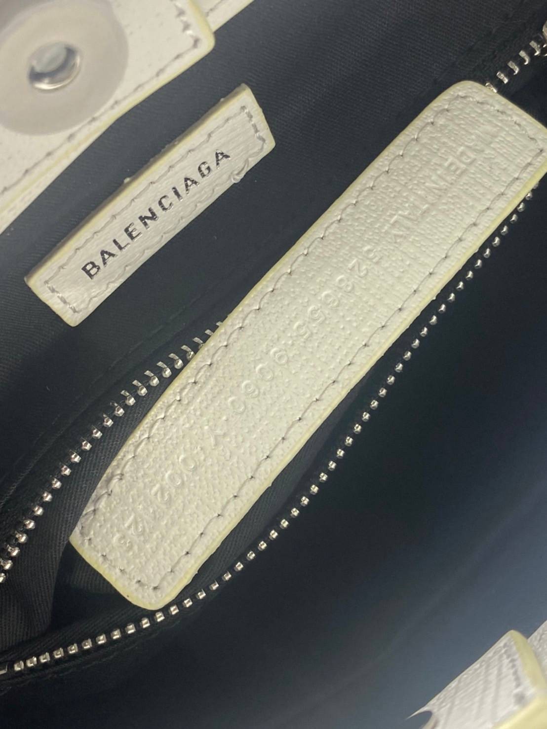 หนังแท้ BALENCIAGA XXS TOTE / Balenciaga shopping tote xxs พกกระเป๋าช้อปปิ้ง ไปทุกที่ในฤดูกาลนี้ ดีไซน์ที่ใช้ได้ทุกวันตั้งแต่หนังแบบมีเท็กซ์เจอร์ ภาพสินค้าถ่ายจากงานขายจริง ใช้งานต่างประเทศได้
