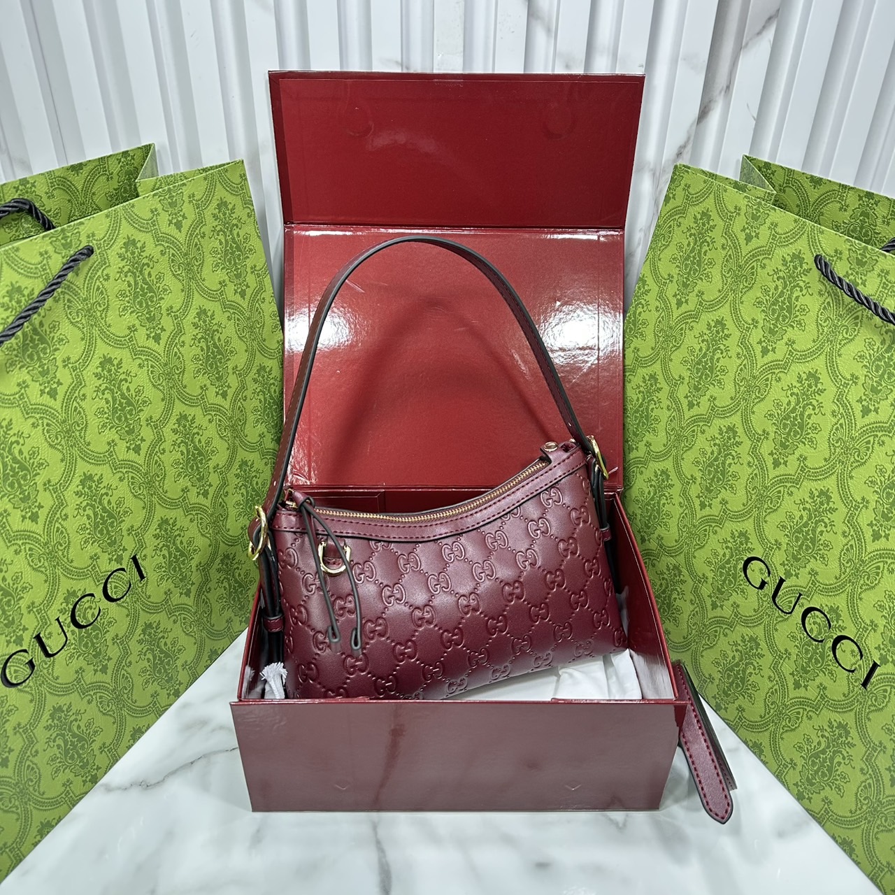 ORI หนังแท้ | Gucci GG Emblem small shoulder bag กระเป๋าสะพายทรงพอช ถือ/คล้องไหล่เก๋ๆหรือสะพายข้างได้ ทรงสวยคลาสสิค มีอะไหล่ห่วงสำหรับห้อยพวงกุญแจได้ เป็นไอเท็มต้องมีและยกเป็น everyday bag ได้เลย