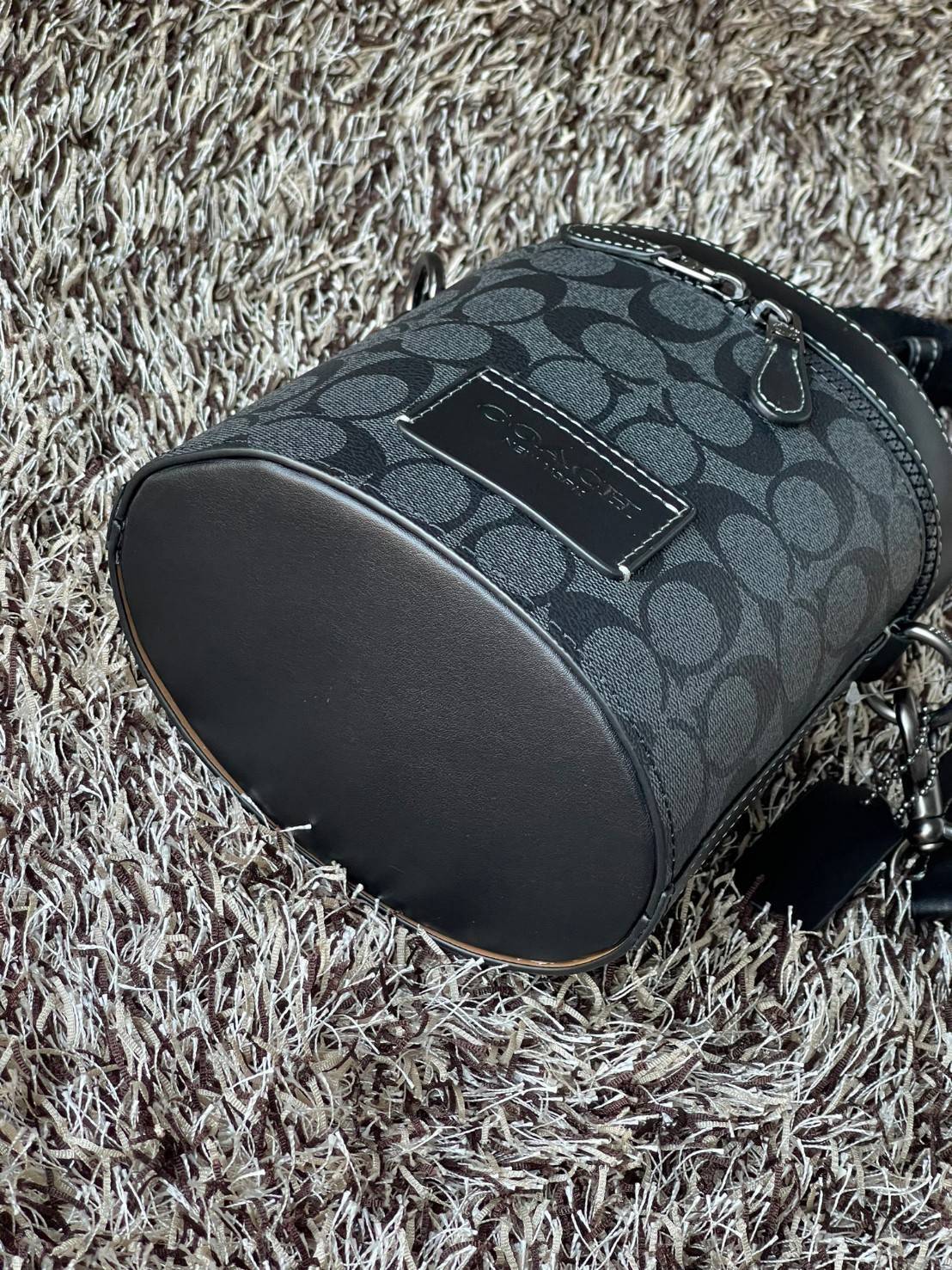 Coach Barrel Crossbody In Signature Canvas C9843 กระเป๋าถือสุดชิคตามแบบฉบับของ Coach ใบนี้หยิบมาแมตช์กับเสื้อผ้าได้ง่ายมาก ใช้งานได้แบบยูนิเซท ทั้งชายและหญิง เพราะมีดีไซน์ที่เรียบเก๋