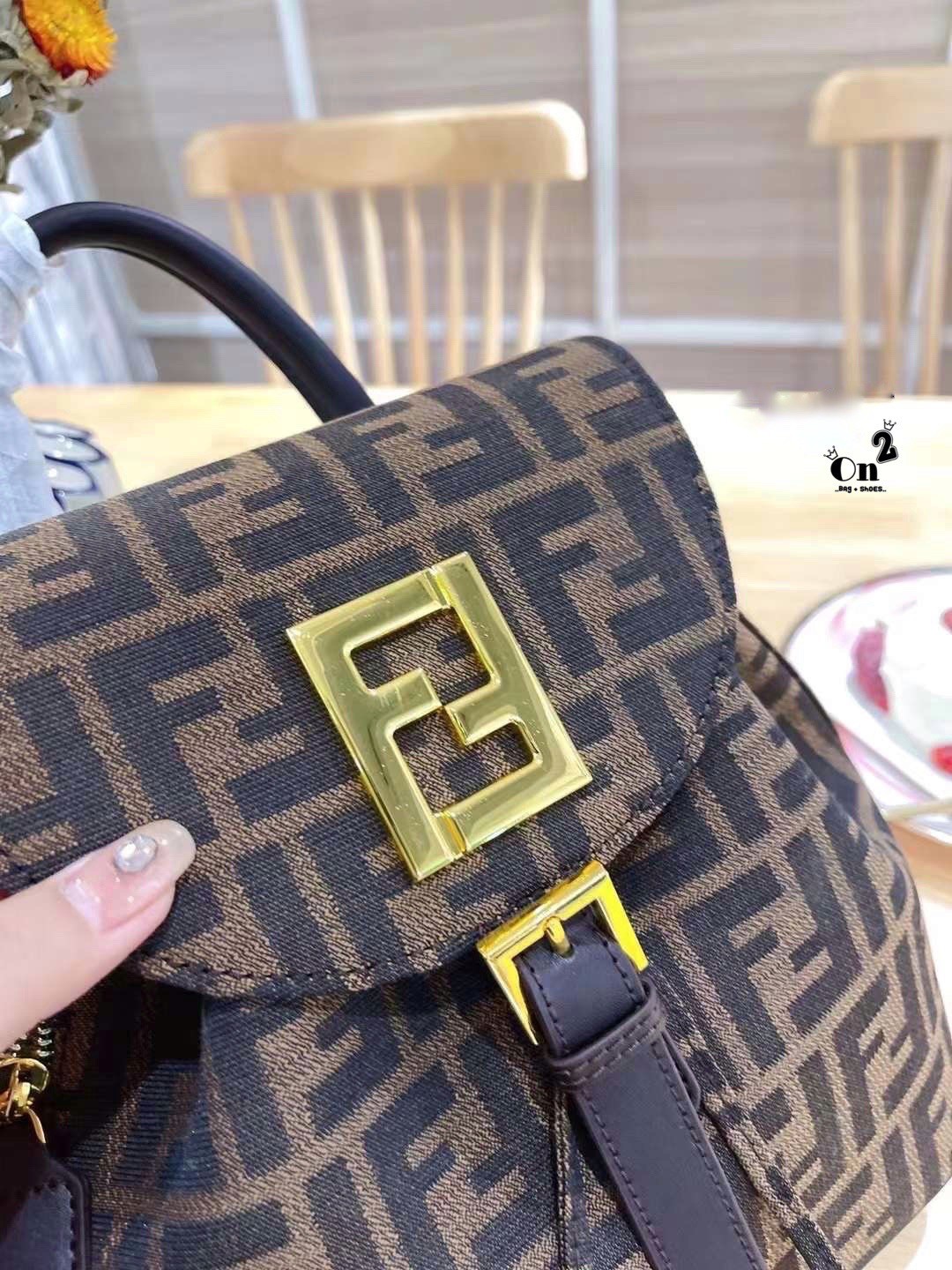 FENDI BACKPACK MONOGRAM กระเป๋าเป้เฟนดิ ทรงขนมจีบเปิดหน้า ผ้าทอลาย งานสวยปั้มทุกจุด ขนาดกำลังดีทรงน่ารักน่าใช้มากค่ะ ลายโมโนแกรมสวยตามฉบับแบรนด์ เด่นด้วยลายสัญลักษณ์แบรนด์ที่ฝากระเป๋า ตัดกับอะไหล่สีทอง ตกแต่งที่คล้องสายด้วยโลโก้ตัว FF สวยสะดุดตา ภายในกระเ