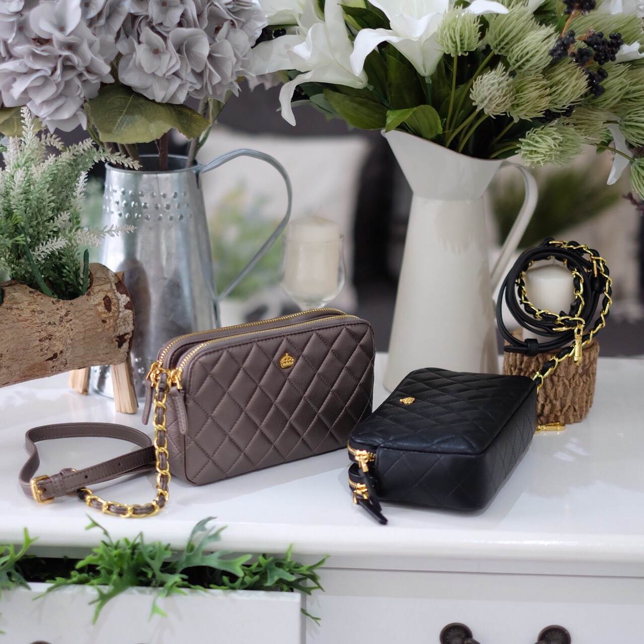 2 สี ขายดี พร้อมส่ง ค่า KEEP รุ่น Carla ทรงที่ขายดีที่สุดในตอนนี้ ใครกำลังตามหากระเป๋าใบเล็ก ช่องเก็บเยอะๆ แนะนำ ใบนี้เลยค่า New item KEEP ' Carla ' 2zipper bag กระเป๋าสะพายข้าง แบบช่อง 2 ซิป ใบเดียวจบ จุครบ All item ! จะแต่งตัวสไตล์ไหนก้อเอาอยู