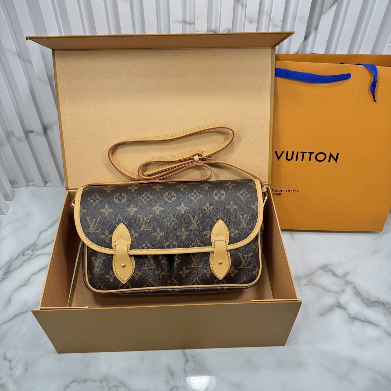 ORI หนังแท้ | LV Satchel Messenger Bag กระเป๋าสะพายทรงแมสเซนเจอร์ ดีไซน์วินเทจสุดไอคอนิกยุค'90s รังสรรค์จาก Monogram แคนวาส แต่งขอบหนัง ได้แรงบันดาลใจจากกระเป๋ารุ่น Gibecière ใช้งานในทุกวันกับทุกลุค