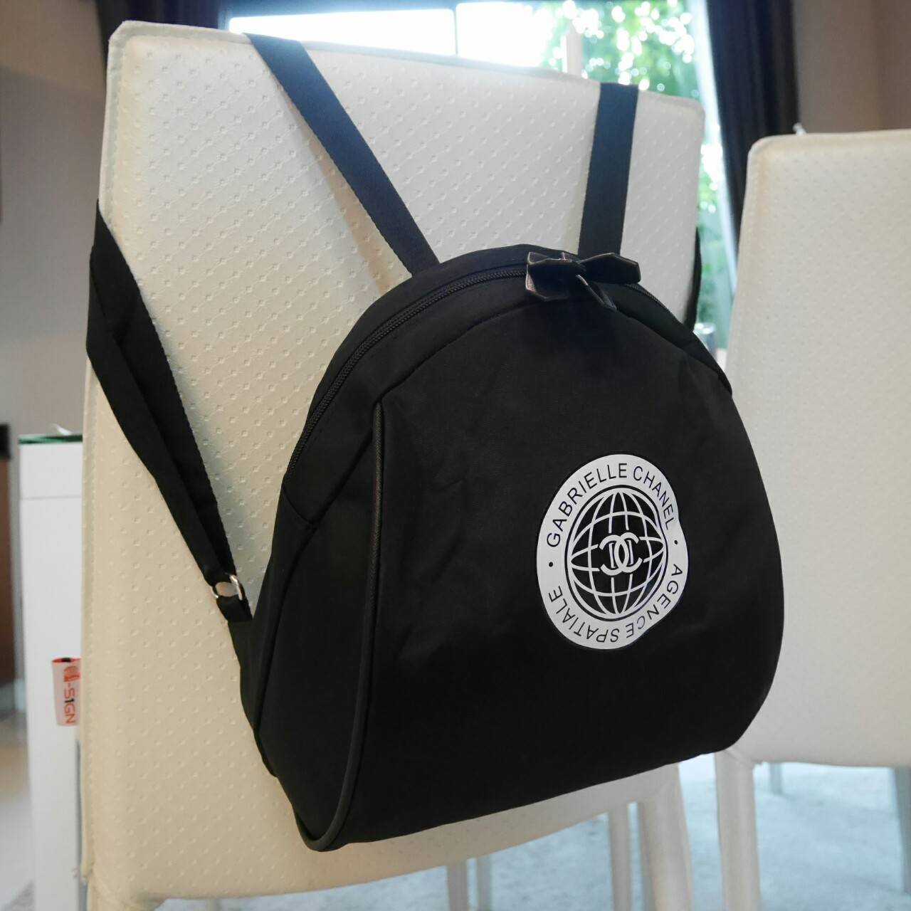 ุ่นที่หลายคนรอคอย! พร้อมส่งที่ไทยคะ CHANEL GABRIELLE VIP BACKPACK กระเป๋าเป้ดีไซน์เก๋จากงาน VIP GIFT แบรนด์ดังอย่างชาแนล ตัวกระเป๋าทำจาก NYLON เต็มใบ กันน้ำได้ ด้านในจุของได้เยอะ มีช่องซิปแยะอีกช่อง สายสะพายยาวปรับได้ ด้านหน้าสกรีนโลโก้สวยงามค้า จะสะพายทั