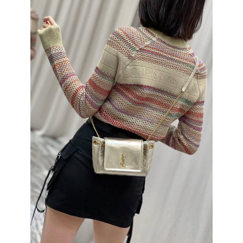 Yves Saint laurent mini nolita in lambskin / YSL mini nolita น้องสาวคนสวยที่ต้องตาเมื่อแรกเห็น กระเป๋าสะพายดีไซน์หรู ไซส์มินิ แบรนด์นี้ไม่เคยทำให้ผิดหวังจริงๆ ด้วยดีเทลความเรียบง่ายแต่มีความหรูอยู่ในตัว วัสดุหนังแกะ สัมผัสดีงามมากๆ เปิด-ปิดด้วยกระดุมแม่เห