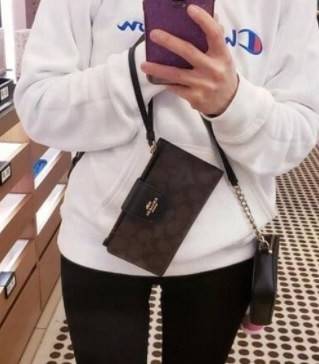 พร้อมส่งครบ 5 สี กระเป๋าสตางค์ที่สาวๆต้องมีติดตัวค่าา😘 COACH TECH WALLET IN COLORBLOCK SIGNATURE ((C2874)) ✔️กระเป๋าเงินใบยาว หนังแท้ พร้อมสายคล้องมือในตัวค่ะ ✔️เปิดปิดด้านหน้าแบบฝากระดุม ภายในมีช่องใส่ธนบัตร2ช่อง ;สามารถใส่มือถือ ip