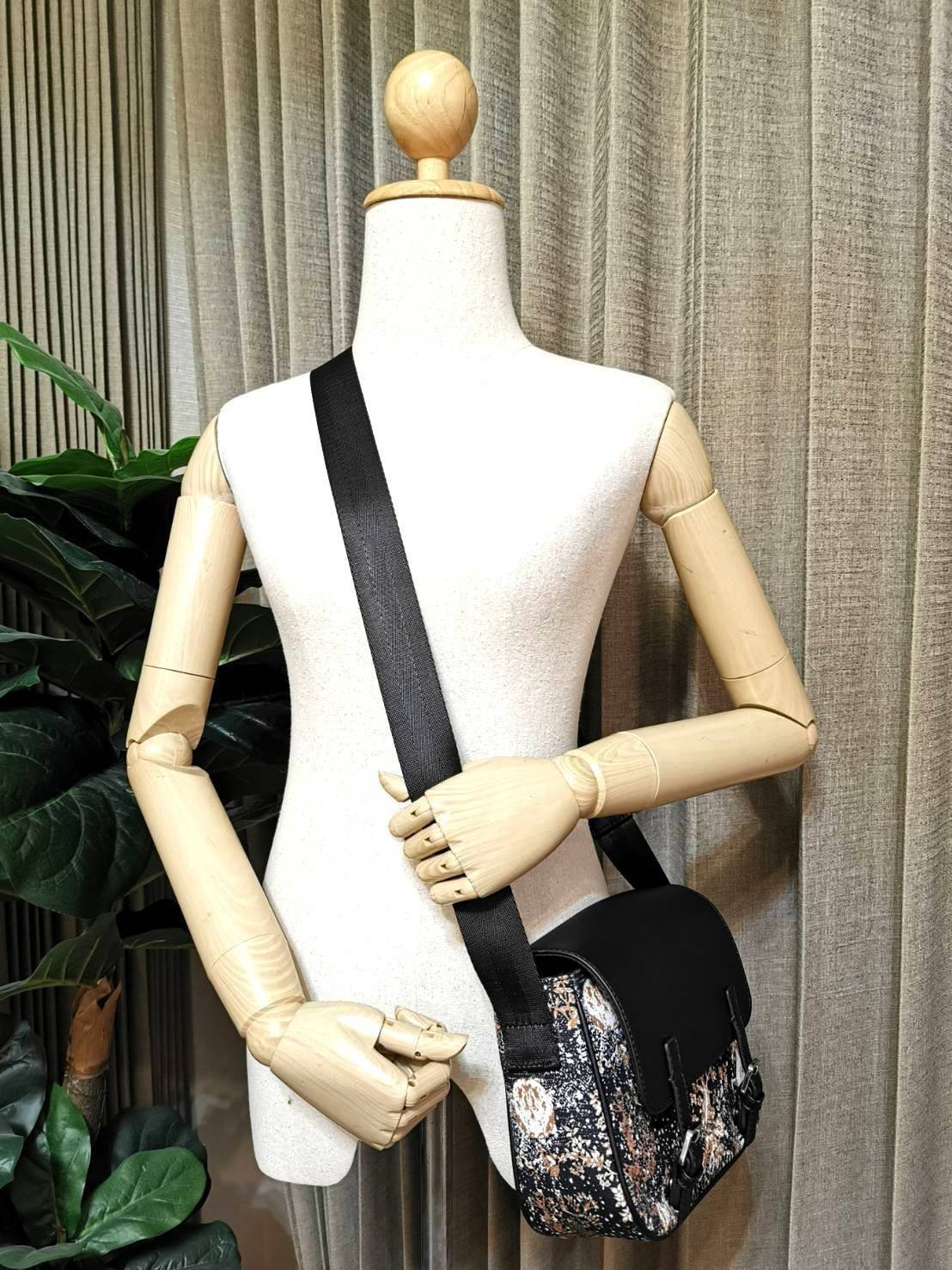 CHRISTIAN DIOR MESSENGER BAG GIFT WITH PURCHASE (GWP) พรีเมี่ยมกิ้ฟรุ่น Limited จาก DIOR DUTYFREE COUNTER ดีไซน์ทรงสี่เหลี่ยมขึ้นลาย Dior สวยหรูดูดีโดดเด่นเป็นเอกลักษณ์ เปิดปิดด้วยฝาปิดกระดุมแม่เหล็ก ภายในโล่งมีโลโก้และช่องซิปใส่มือถือ กระเป๋าสตางค์ยาว ขอ