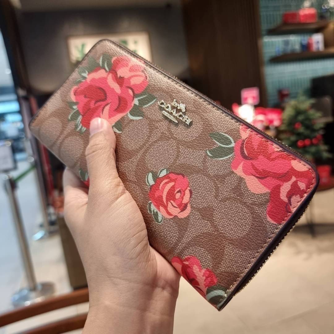 COACH ACCORDION ZIP WALLET IN SIGNATURE CANVAS WITH PRAIRIE ROSE / JUMBO FLORAL / CAMO ROSE FLORAL / MEDLEY BOUQUET PRINT ((F31572/F39189/F26290/F2859)) สวยคลาสสิคไม่มีใครเกิน!! กระเป๋าสตางค์ใบยาว ลวดลายสวย สีสันโดดเด่น วัสดุหนังแคนวาสเคลือบ เปิด-ปิดด้วยซ