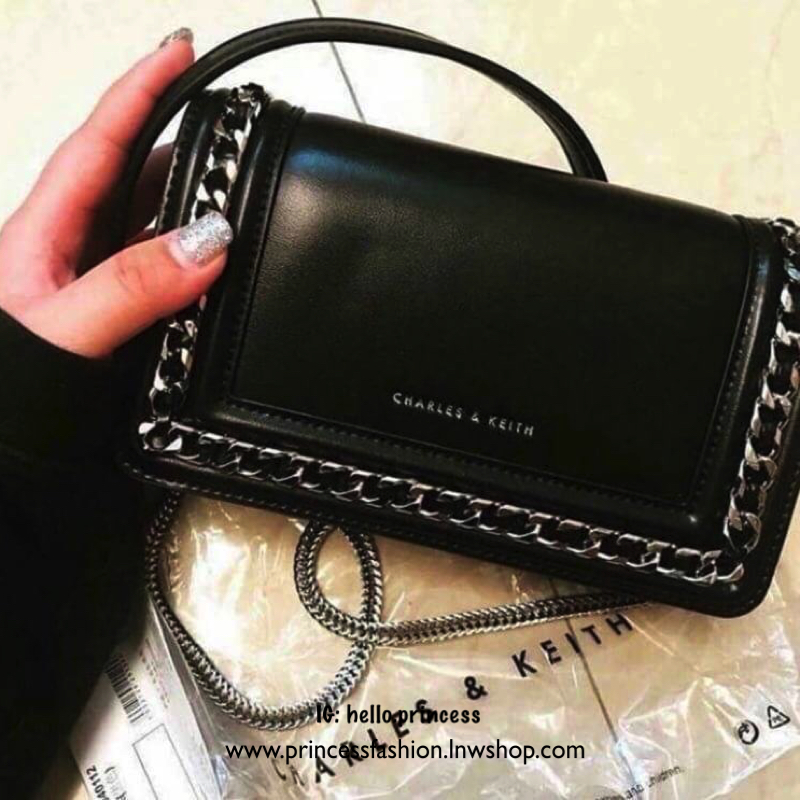 BEST SELLER! CHARLES & KEITH CHAIN DETAIL CROSSBODY BAG กระเป๋าสะพายทรงสี่เหลี่ยมรุ่นชนช็อปขนาดกำลังดีวัสดุหนังนิ่มเรียบประดับด้วยโซ่สีเงินด้านหน้าดูมีดีเทล เปิดปิดด้วยกระดุมแม่เหล็ก ภายในมีช่องใส่บัตรและช่องซิป มาพร้อมสายโซ่ต่อหนังถอดถือเป็นคลัชได้ ภาพถ่