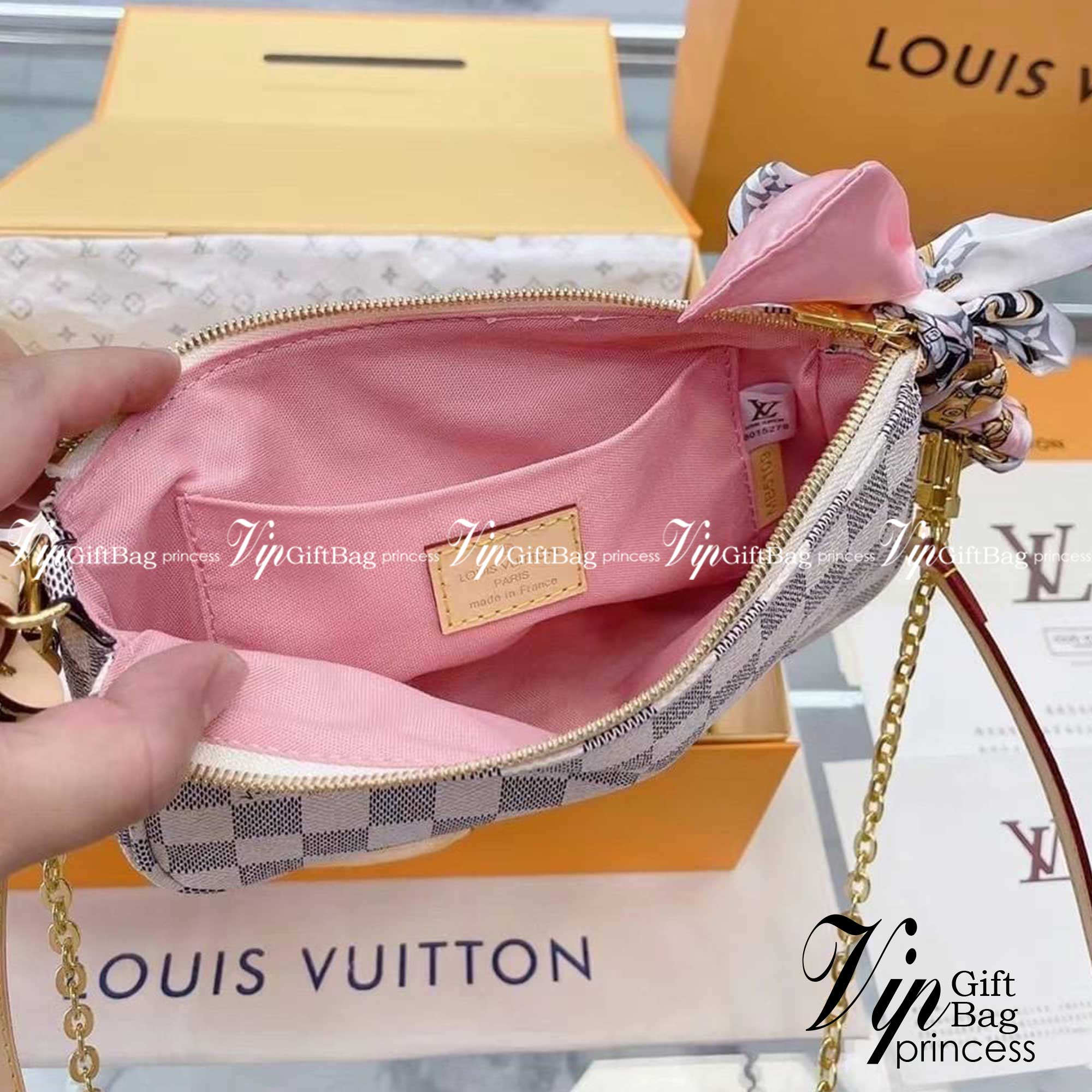 LV POCHETTE ACCESSOIRES กระเป๋าสะพายทรงพอช สุดฮอต ดีงาม ดีไซน์คลาสสิควินเทจ ขนาดกำลังสวย ประหยัดพื้นที่ มาพร้อมสายคล้องโซ่ และสายสะพายหนัง เป็นไอเท็มที่เหมาะในทุกโอกาส สะพายปรับลุคได้หลายสไตล์ รับรองคุ้มค่าจริงๆจ้า