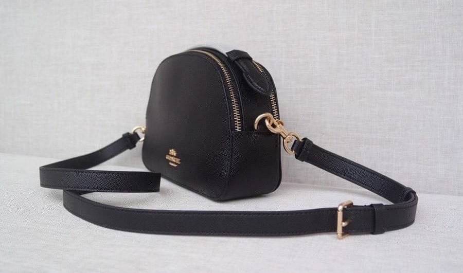 COACH SERENA SATCHEL CROSSBODY BAG กระเป๋าทรงโดมเล็ก น่ารัก แต่ใส่ของได้จุเลยทีเดียว!! มี2ช่องซิปหลัก ช่องค่อนข้างกว้าง สามารถใส่กระเป๋าเงินใบกลางได้;ของจำเป็นอื่นๆได้ครบเลยค่ะ มีช่องเล็กให้ใส่ของจุกจิก ด้านหลังมีช่องเล็กให้อีกช่องค่ะ พร้อมสายยาวถอดออกได้