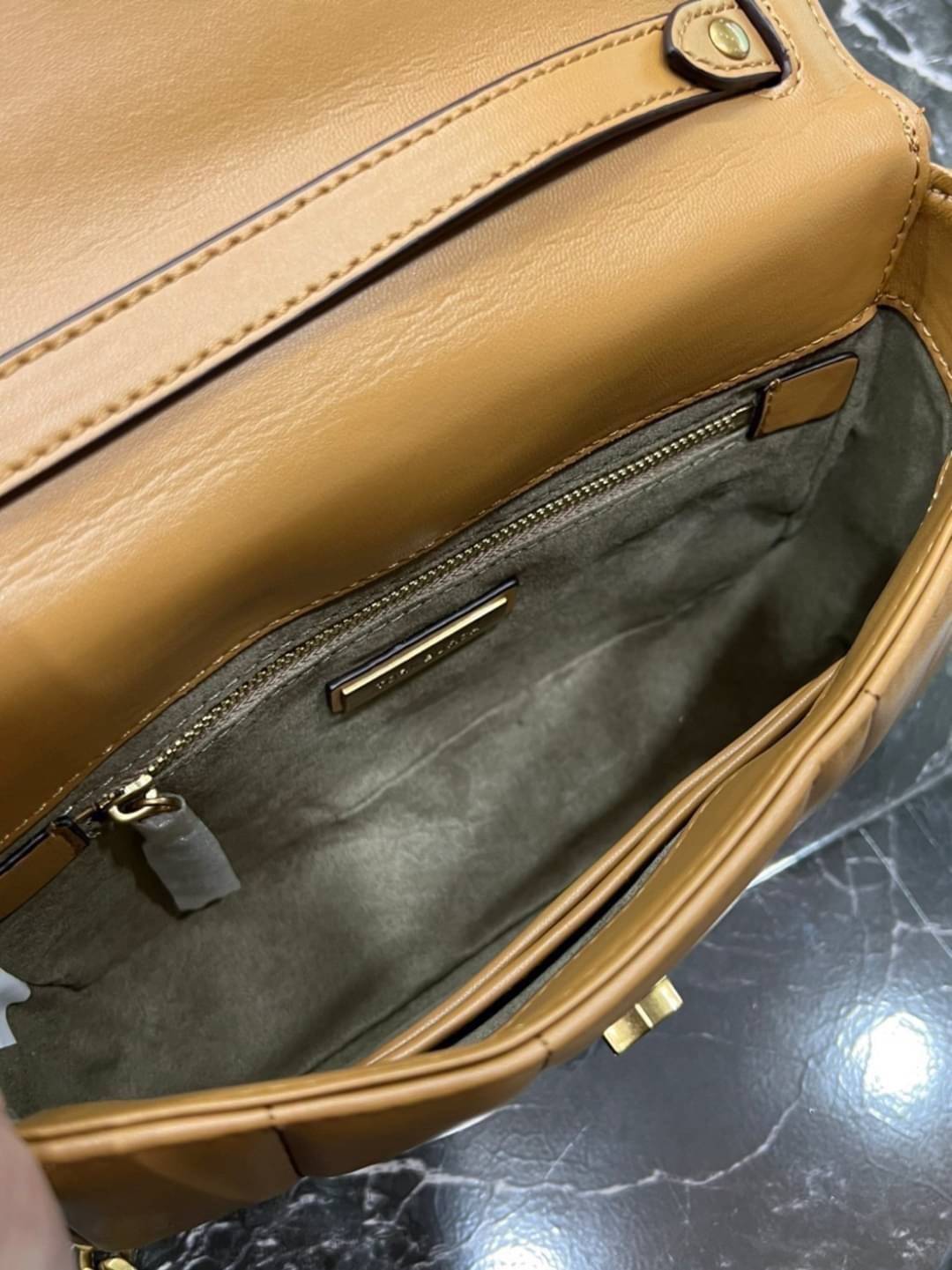 Tory Burch Our Kira shoulder bag with beveled turn-lock hardware พร้อมเสิร์ฟสีคลาสสิค กระเป๋าถือ/สะพาย ทรงสวย สะพายคล่องตัว ดีไซน์เส้นคมสวยหรู สัมผัสดีงาม นิ่มมือ เปิด-ปิดด้วยอะไหล่บิดล็อค ภายในเป็นช่องโล่ง สะพายไปไหนก็สะดวก แนะนำสวยก่อนใครได้ที่นี่ จัดไป